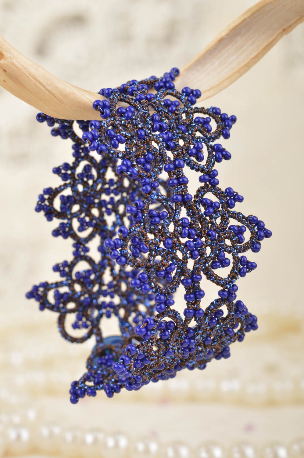 Large bracelet en perles de rocaille et fils de satin bleu frivolité fait main photo 3