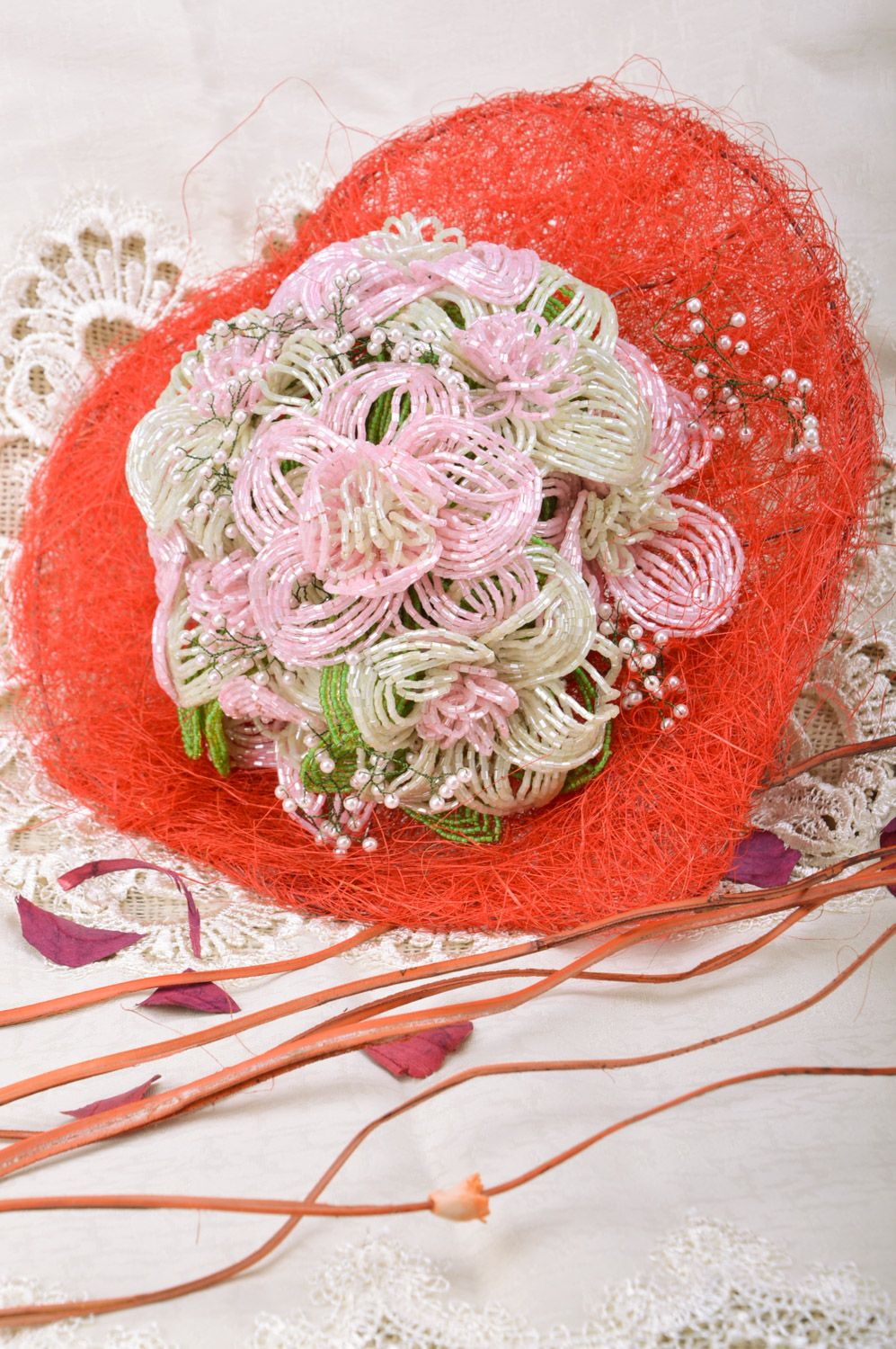Ramo de novia de abalorios blanco en soporte rojo artesanal foto 1