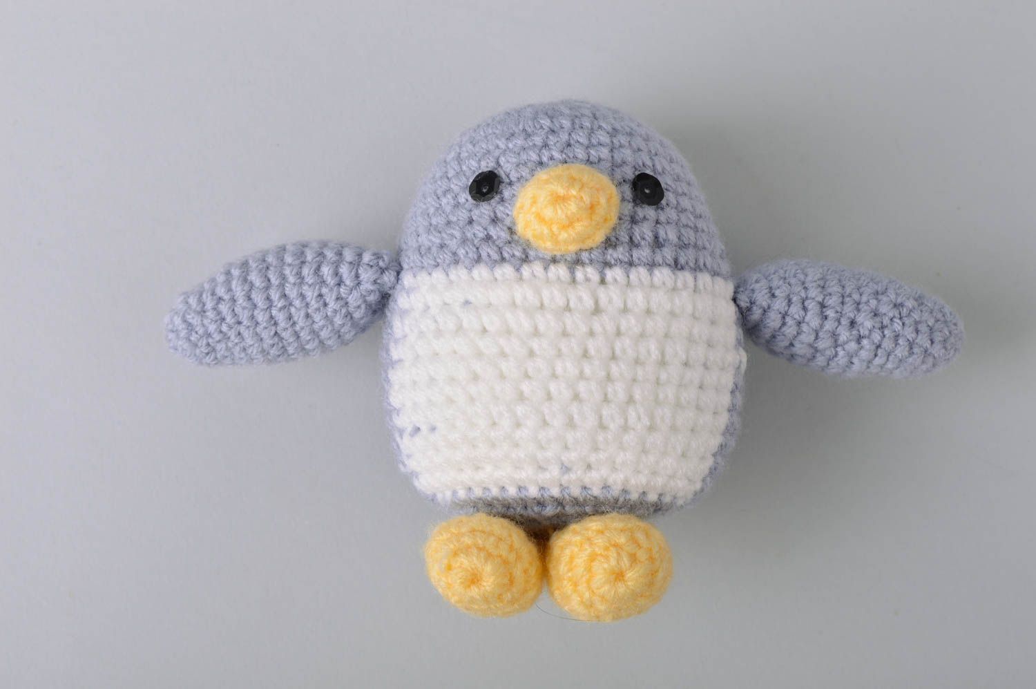Giocattolo a maglia fatto a mano pupazzo morbido da bambini a uncinetto pinguino foto 2