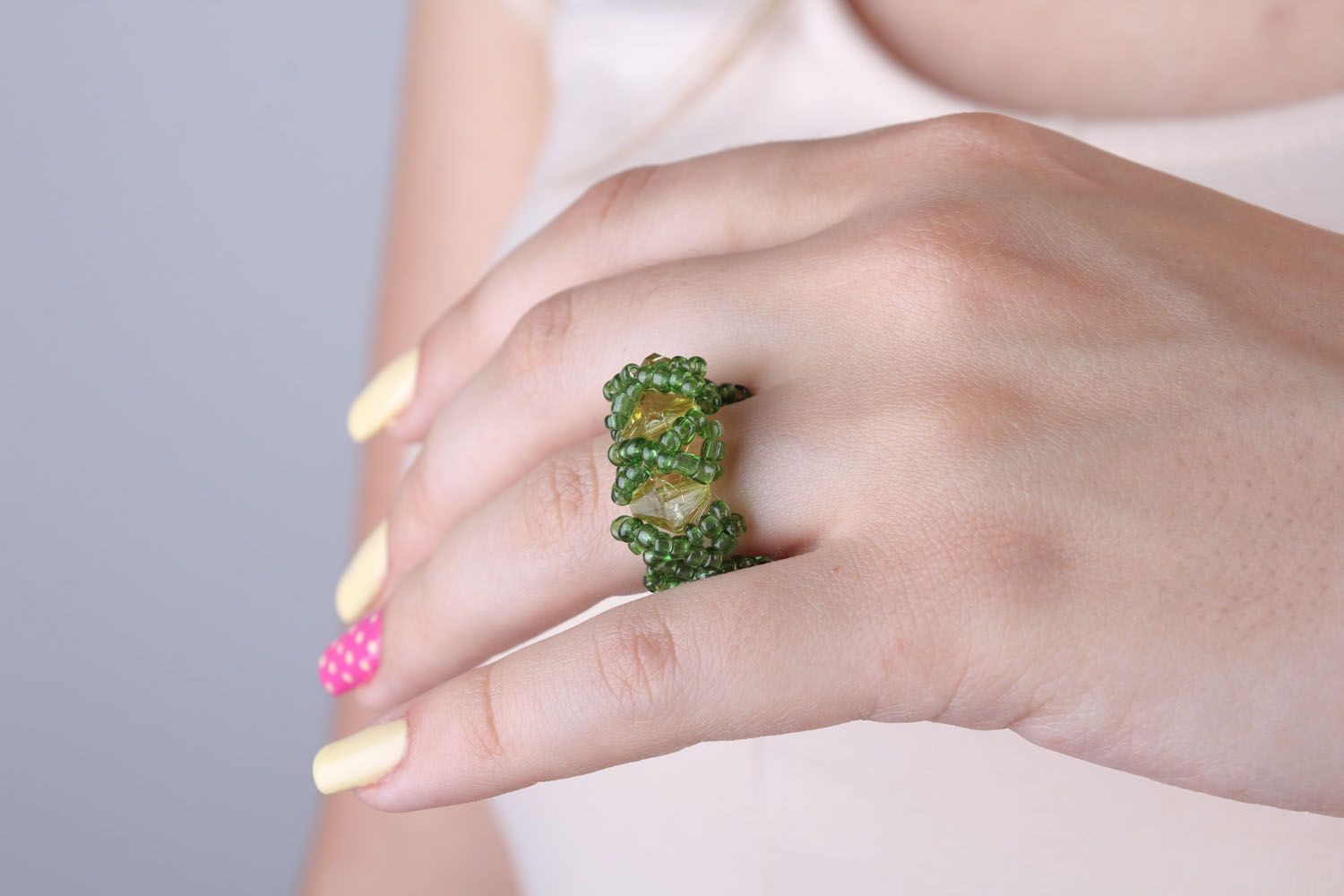 Зеленое кольцо из бисера фото 5