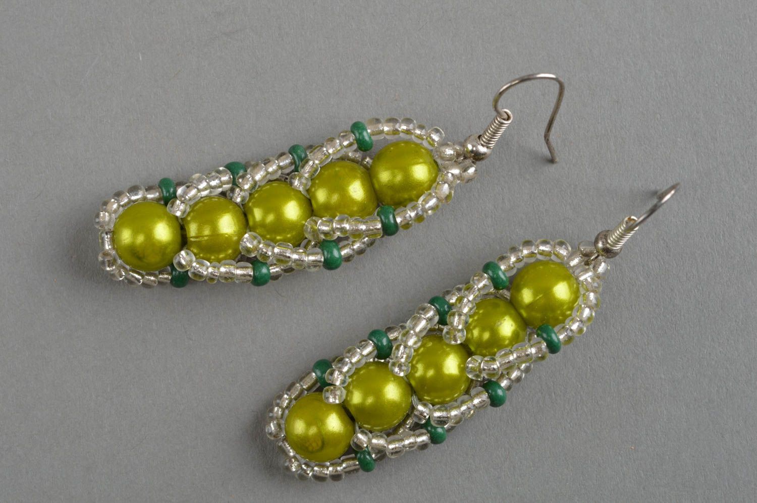 Weiß grüne lange Ohrringe aus Glasperlen originell künstlerische Handarbeit foto 2