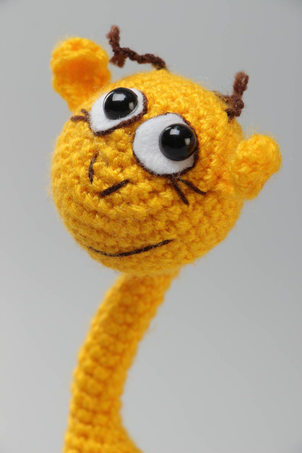 Мягкая вязаная игрушка авторская ручной работы жираф желтый на каркасе фото 3