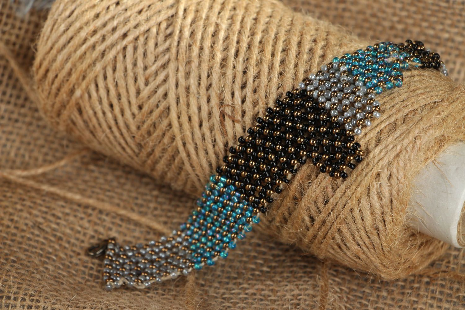 Плетеный браслет из бусин  фото 4