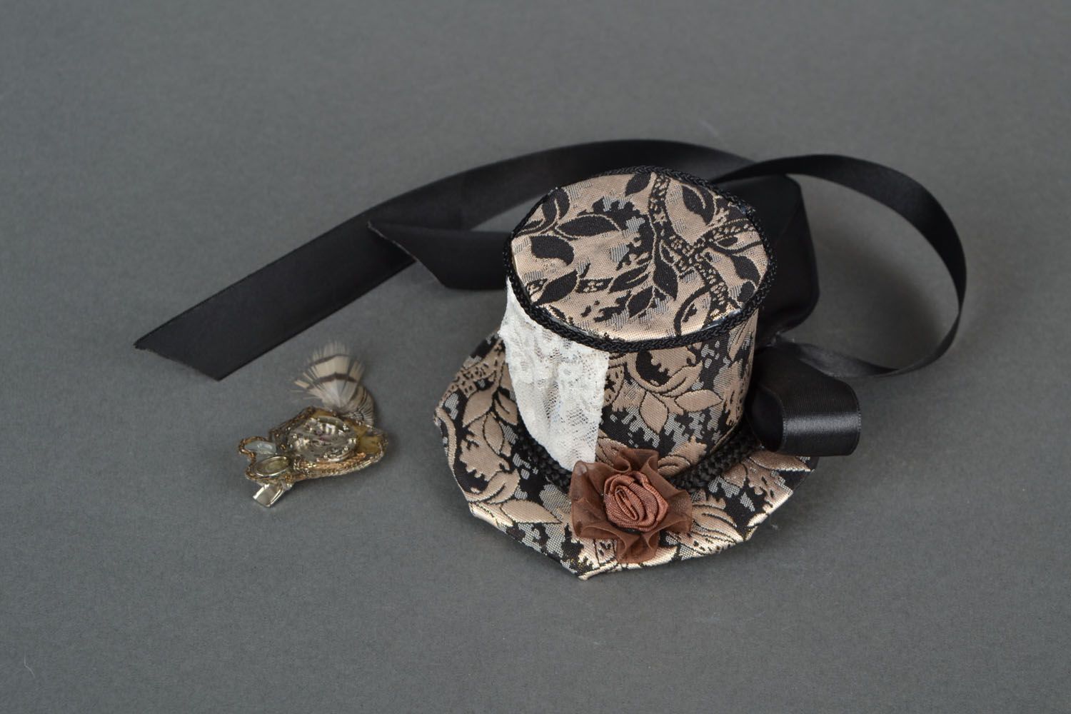 Pince à cheveux originale en forme de chapeau avec rubans et fleur décorative photo 2