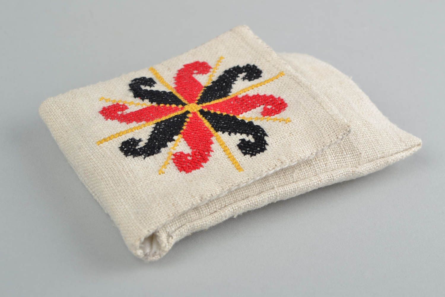 Originelle Handytasche aus Textil mit Stickerei weiß rot handmade Accessoire  foto 1
