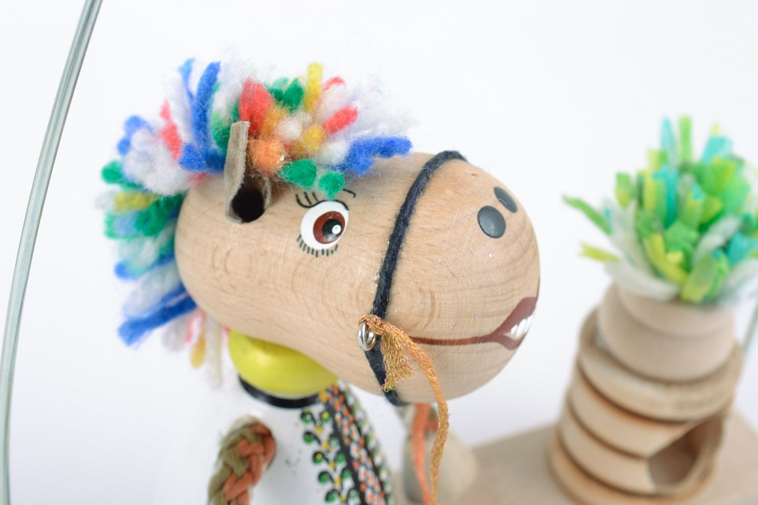Handgemachtes umweltfreundliches Holz Spielzeug Pferd mit Schaukel für Kinder und Interieur  foto 3