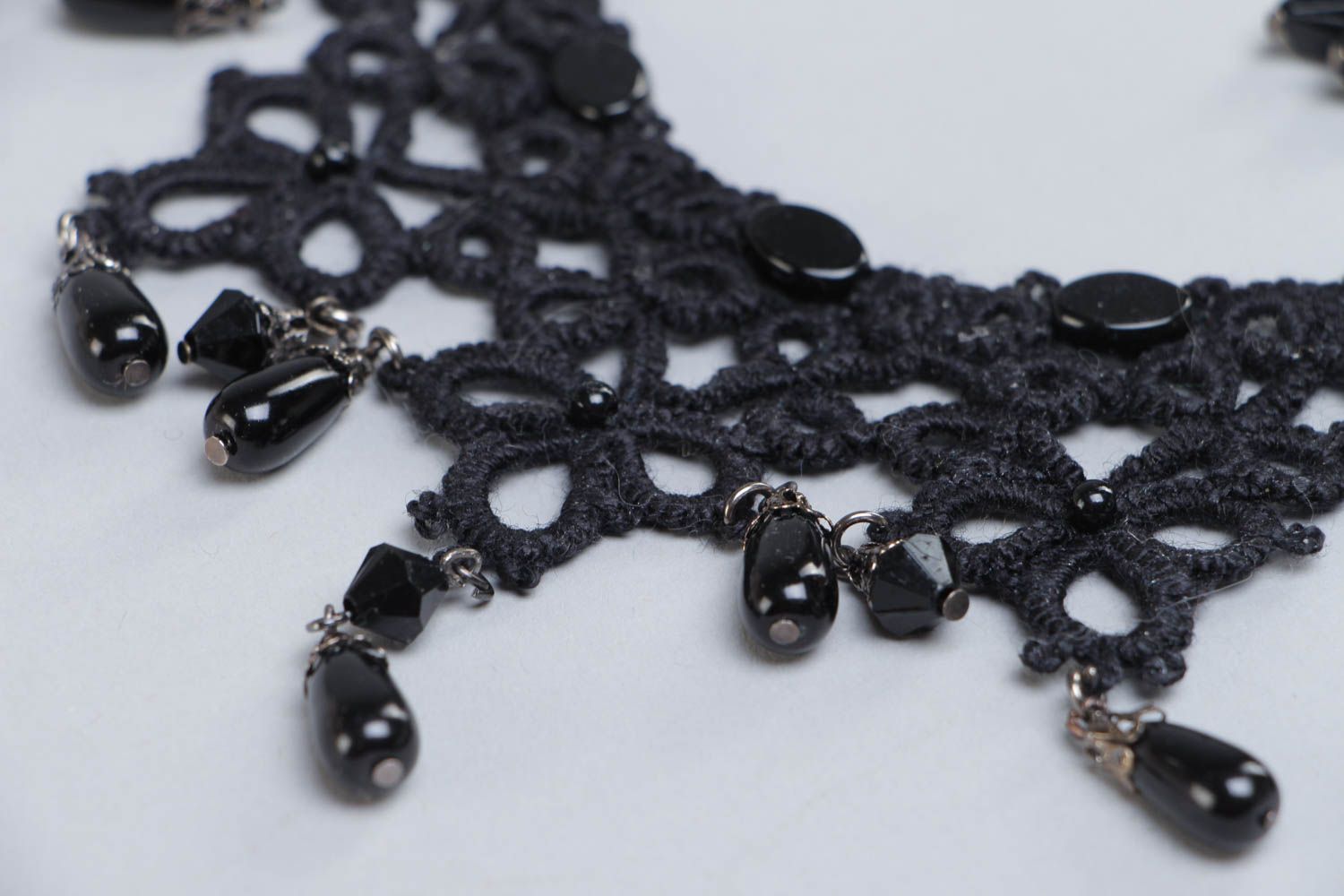 Ensemble de bijoux en frivolité noirs ajourés originaux faits main 2 pièces photo 3