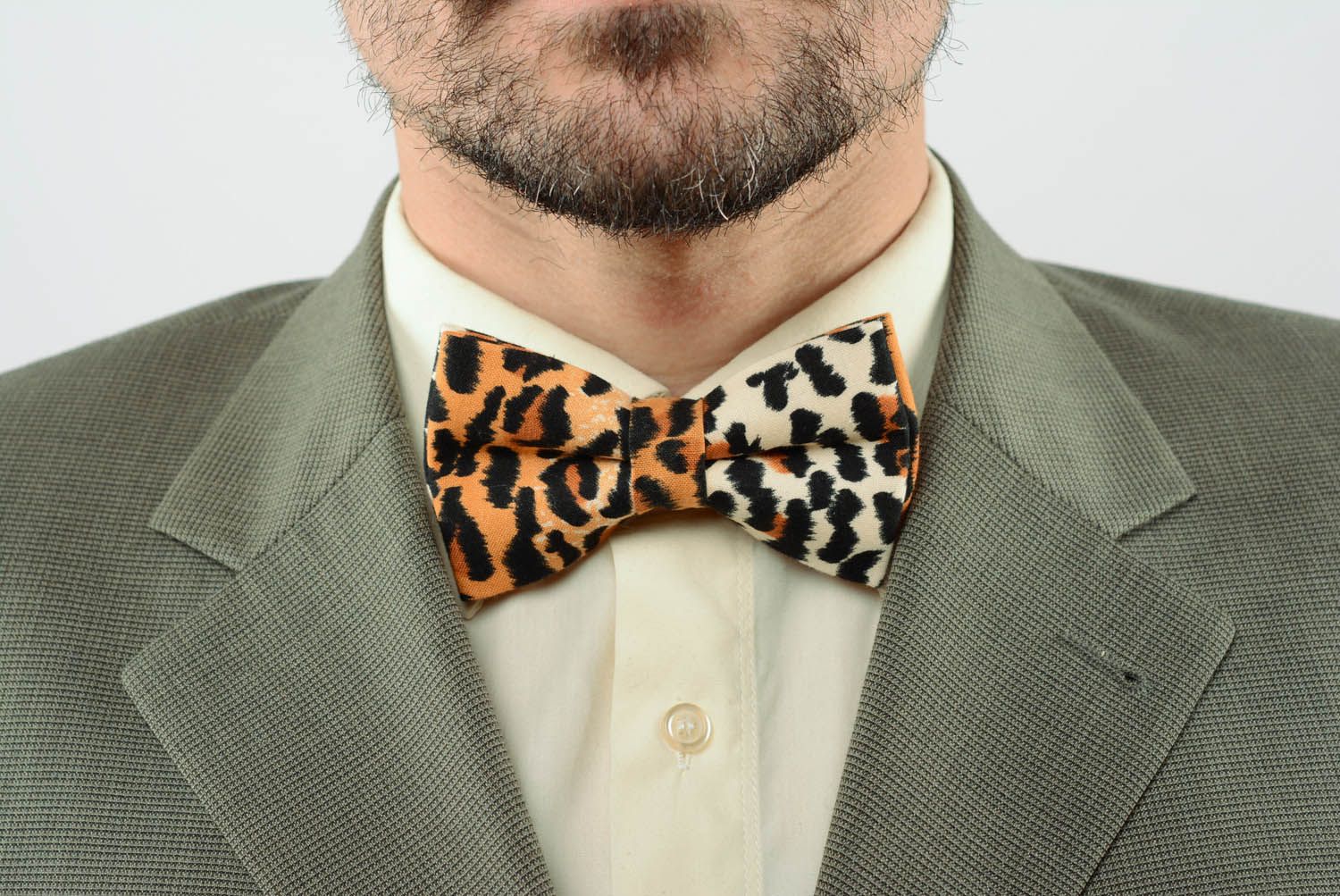 Gravata borboleta é feita de tecido de algodão com estampado de leopardo foto 1