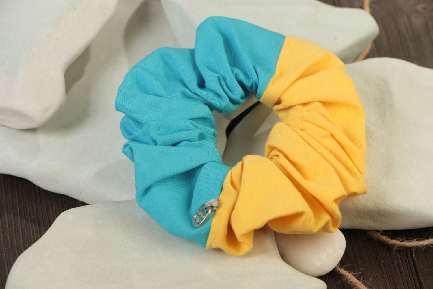Blau gelbes schönes originelles stilvolles handmade Haargummi aus Stoff foto 1