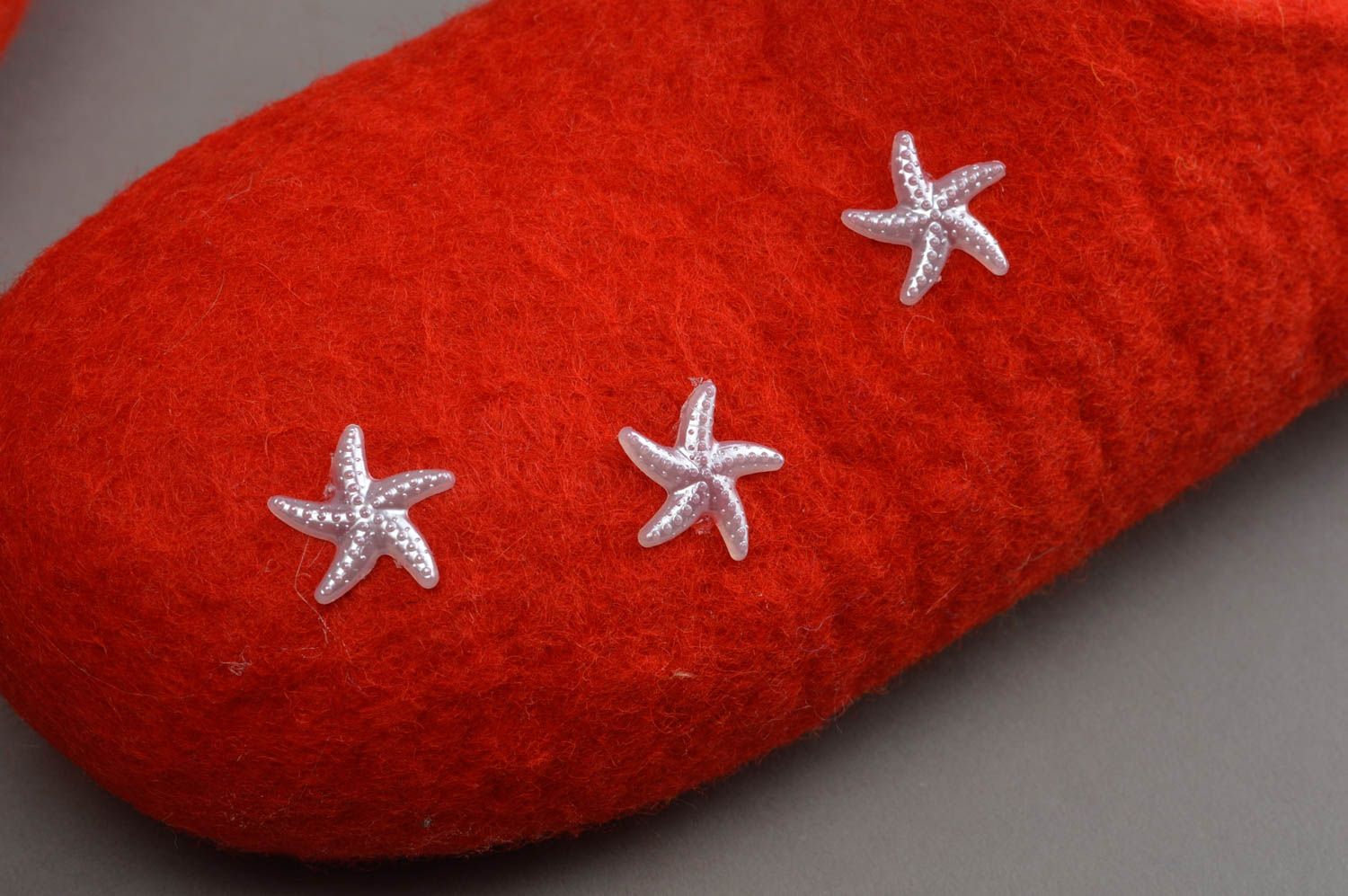 Валяные тапочки ручной работы красные с морскими звездами женские красивые фото 5