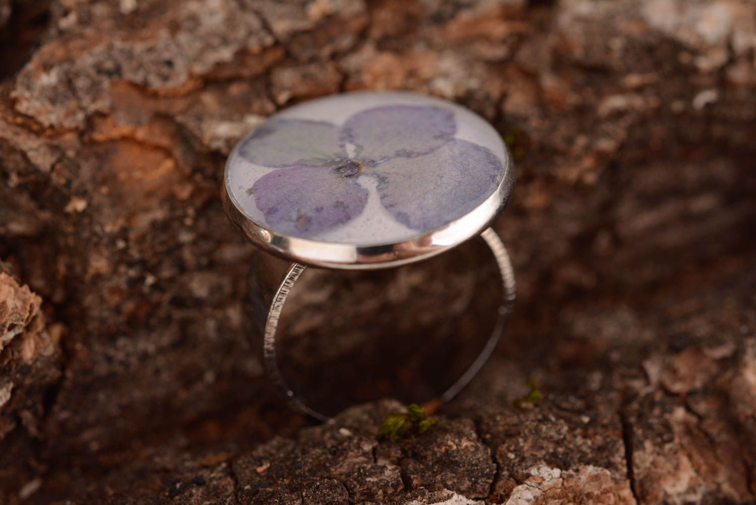 Handmade Ring mit Blume Epoxidharz Schmuck Accessoire für Frauen rund groß foto 1