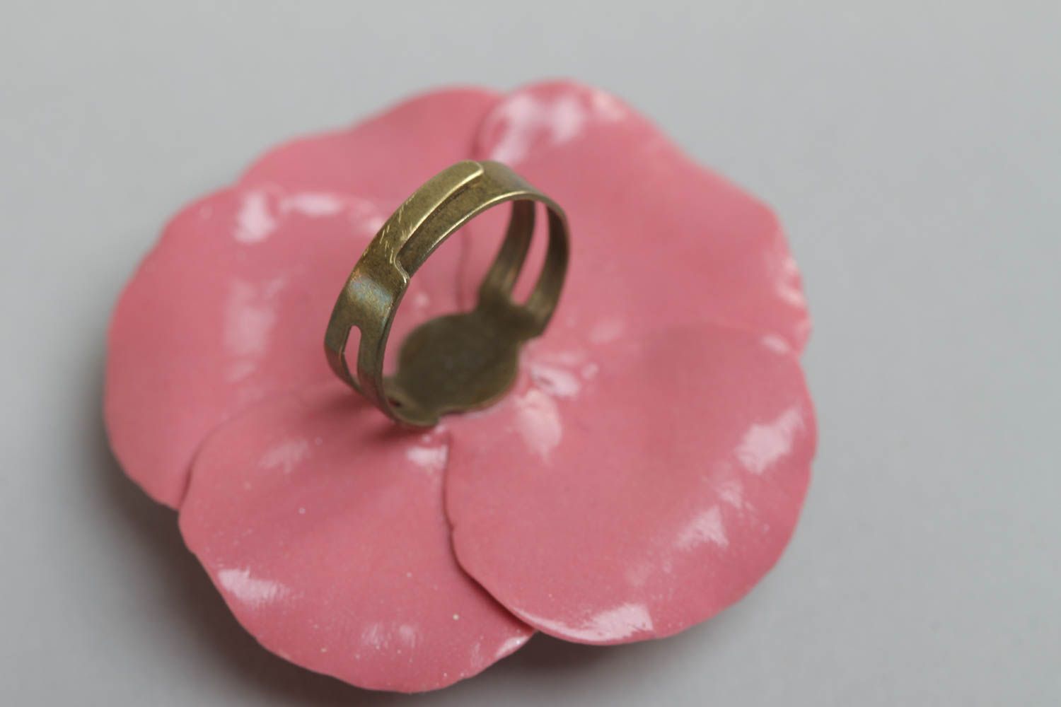 Кольцо цветок из полимерной глины крупное объемное с регулируемым размером фото 4