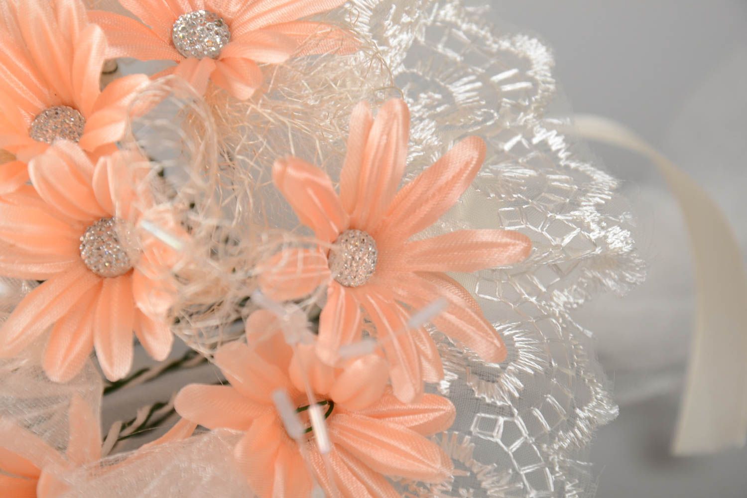 Свадебный букет из искусственных цветов ромашек ручной работы персиковый фото 3