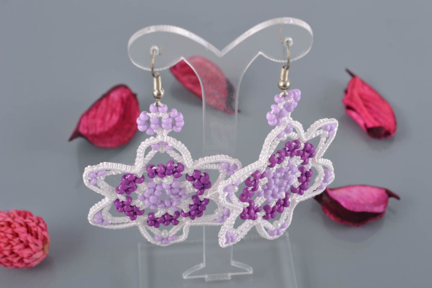 Вязаные серьги с бисером в технике фриволите Фиолетовый цветок фото 1