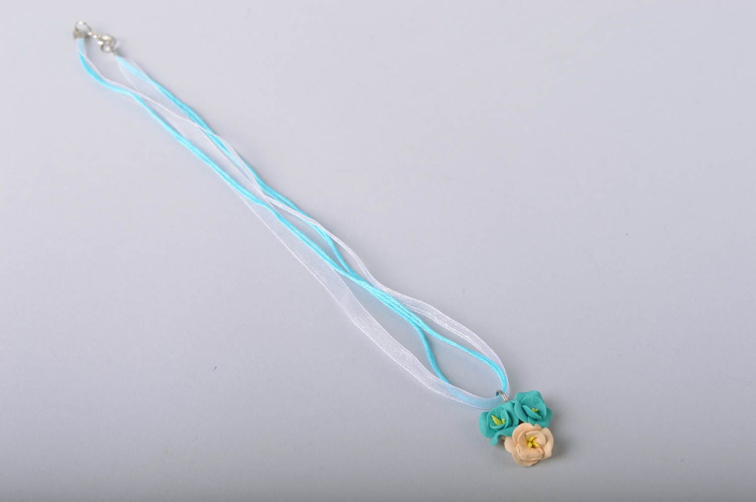 Pendentif bouquet de fleurs en porcelaine froide sur lacet bleu fait main photo 5
