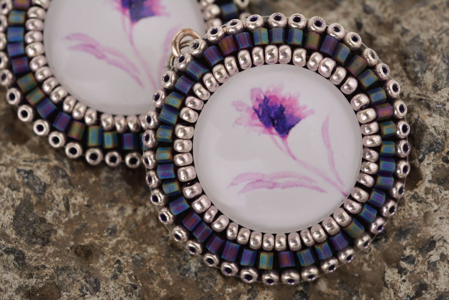 Pendientes artesanales originales con dijes de abalorios de color violeta foto 3