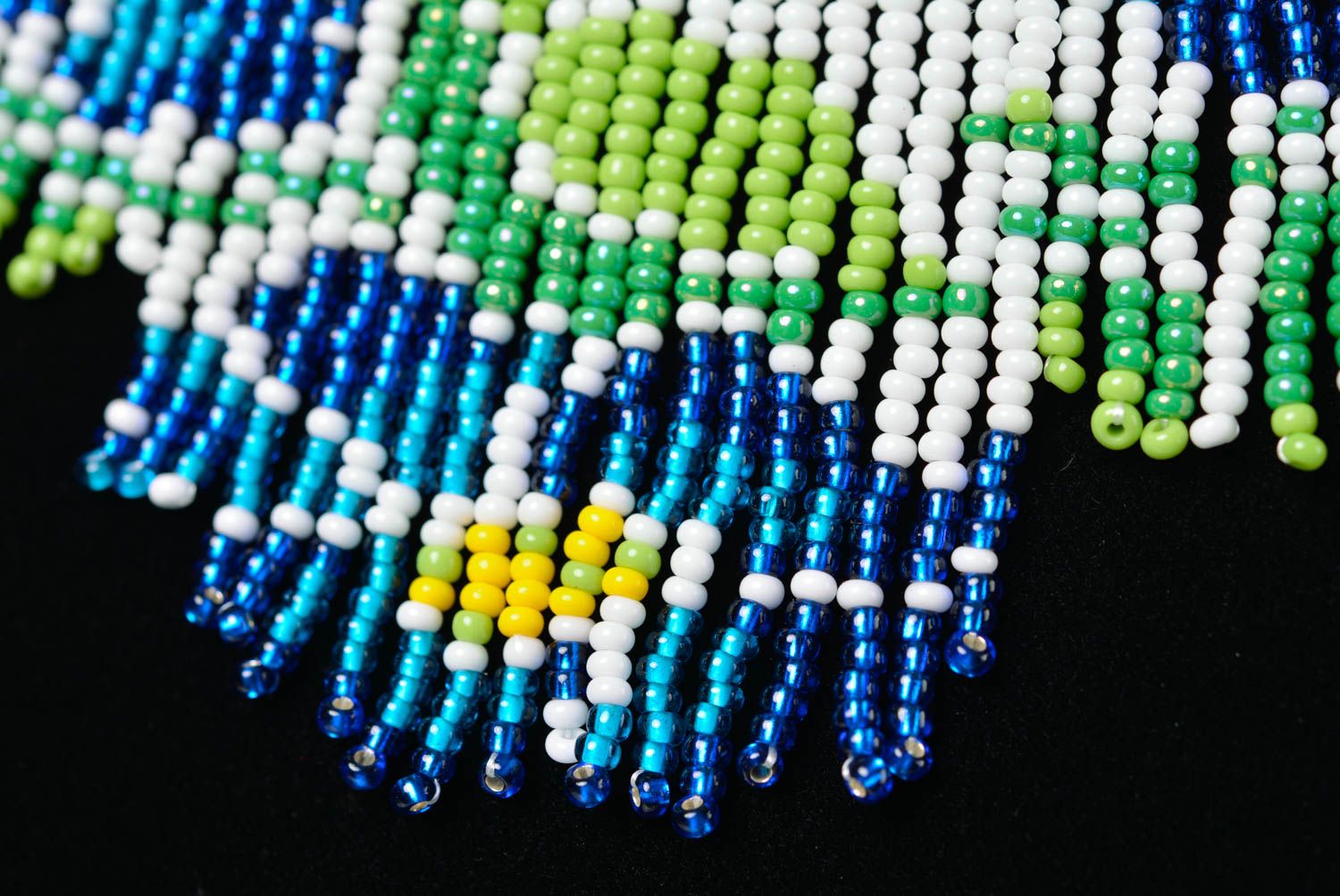 Ожерелье из бисера колье бахрома ручной работы с синими цветами на белом фото 5