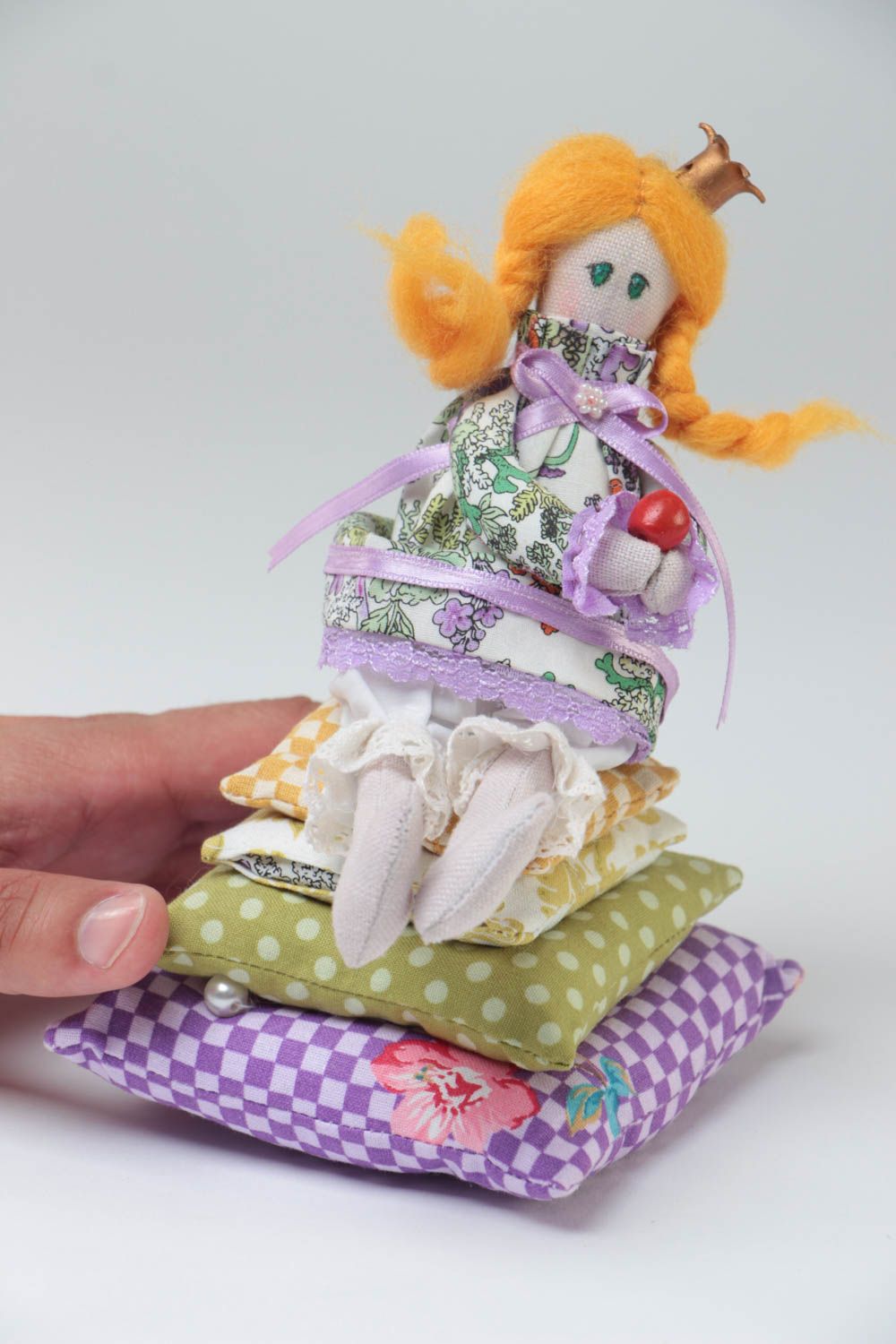 Авторская тканевая кукла из хлопка и льна ручной работы Принцесса на горошине фото 5