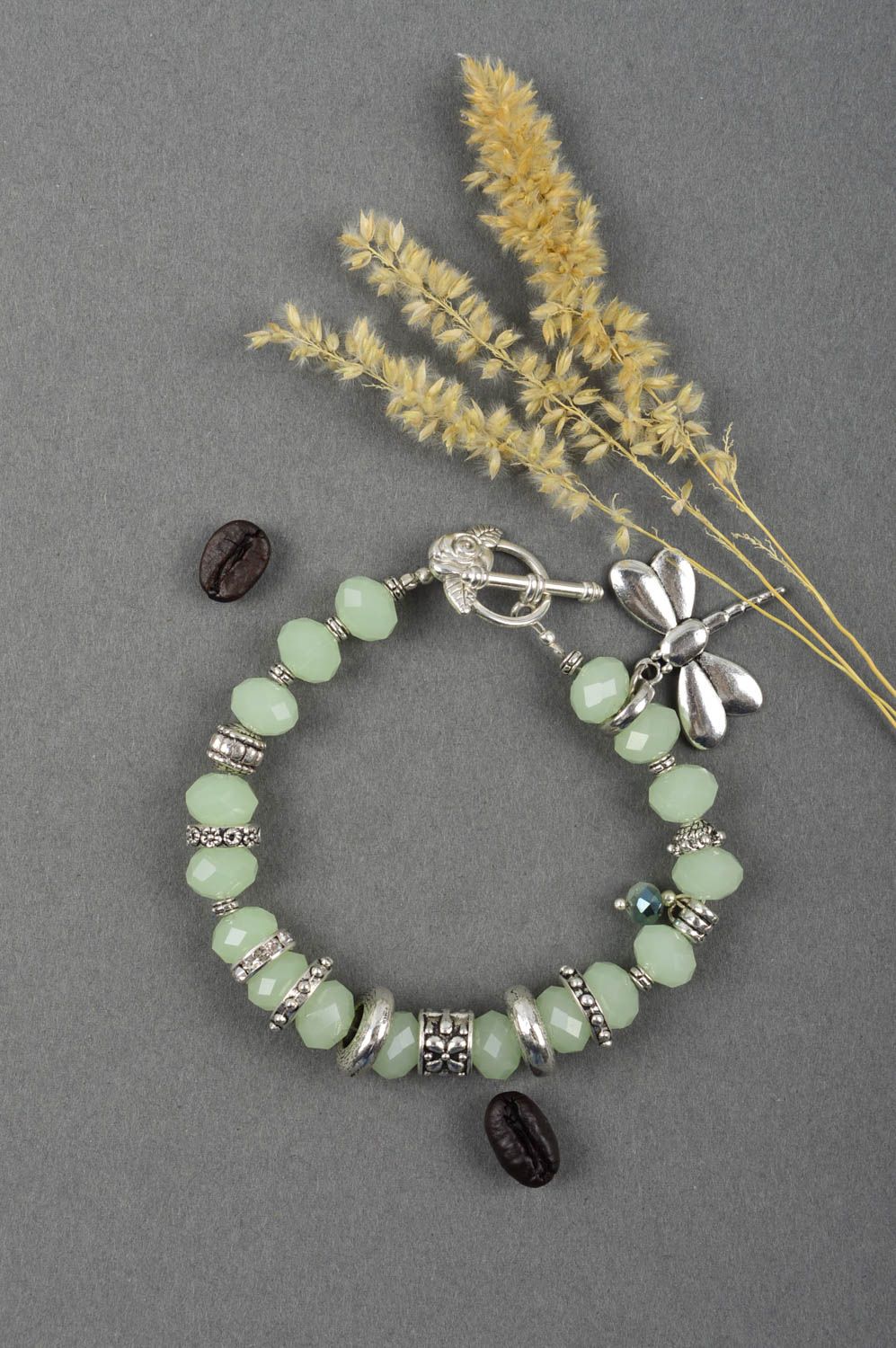 Bracelet cristaux vert pâle Bijou fait main avec libellule Cadeau pour femme photo 1