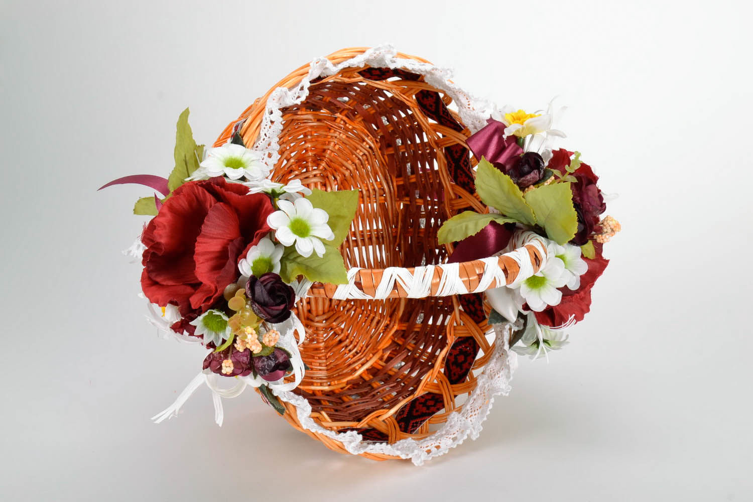 Dekorativer Korb aus Weide mit Kunstblumen foto 3