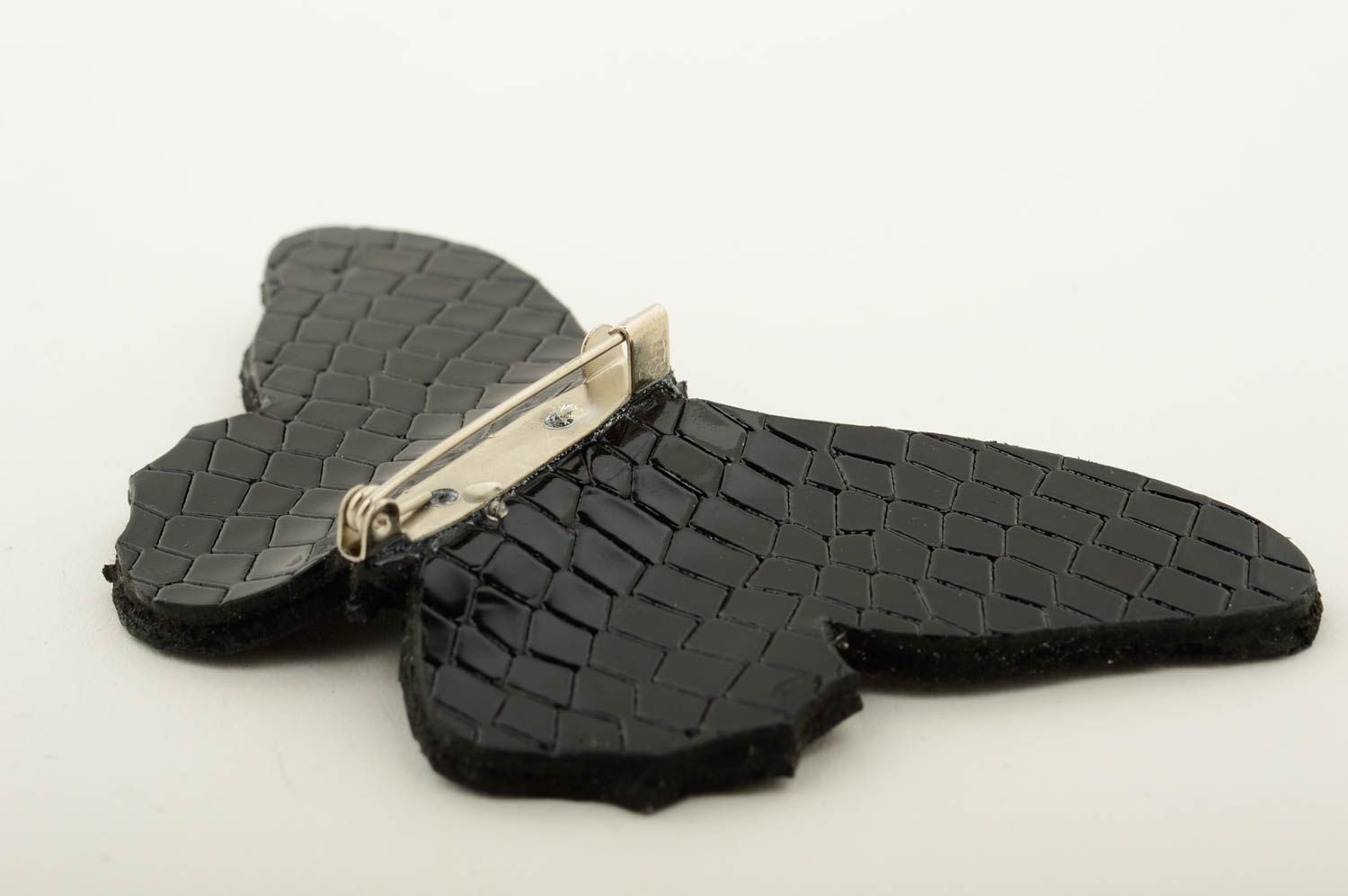 Broche artesanal de cuero bisutería fina accesorio para mujer Mariposa foto 5
