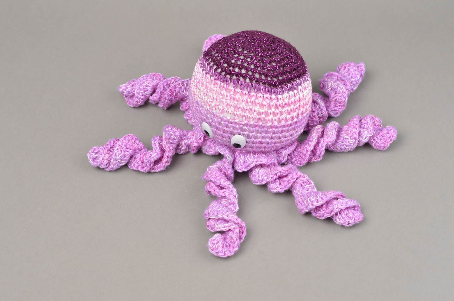 Фиолетовая мягкая игрушка ручной работы оригинальная вязаная крючком Осьминог фото 2