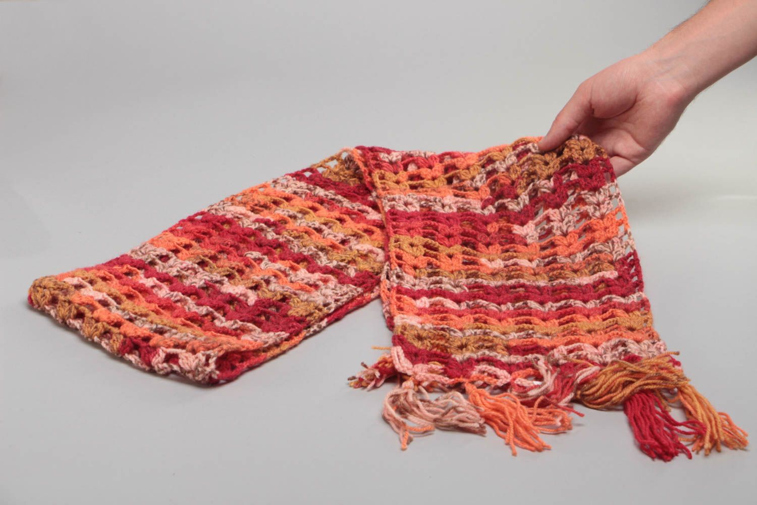 Ajourer langer gehäkelter Schal in roten Farbtönen ungewöhnlich von Handarbeit foto 5
