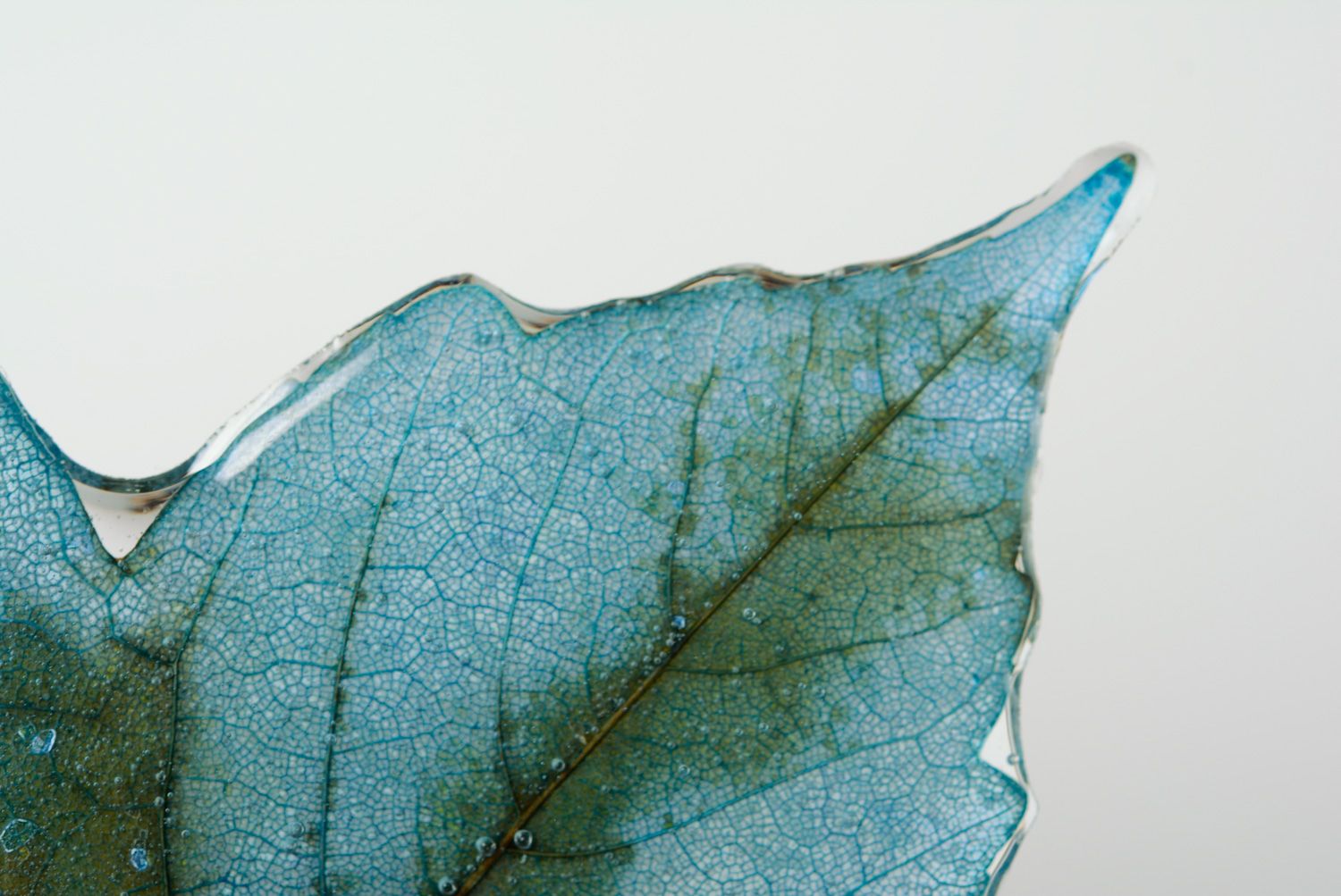 Кулон кленовый лист в эпоксидной смоле на длинной цепочке фото 5