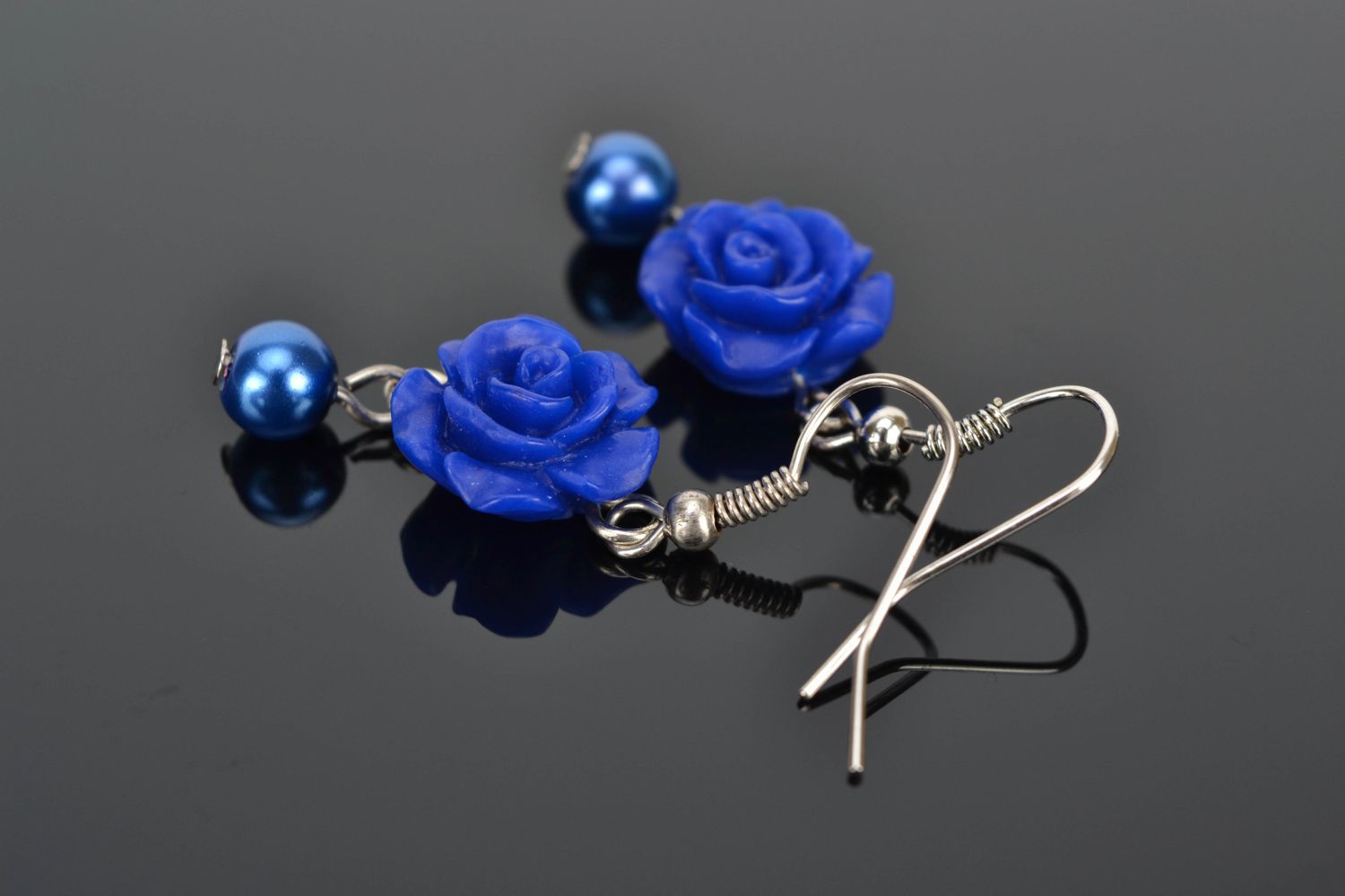 Boucles d'oreilles en pâte polymère Roses bleues photo 1