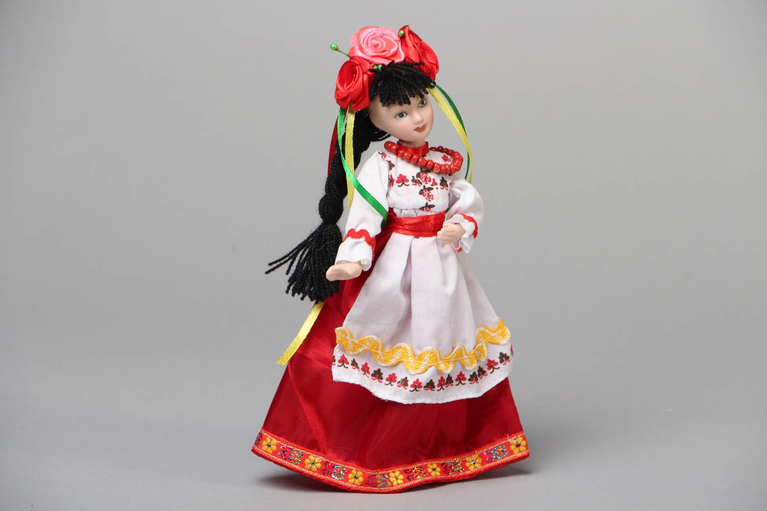Jouet décoratif en tissu fait main Fille en costume national photo 1