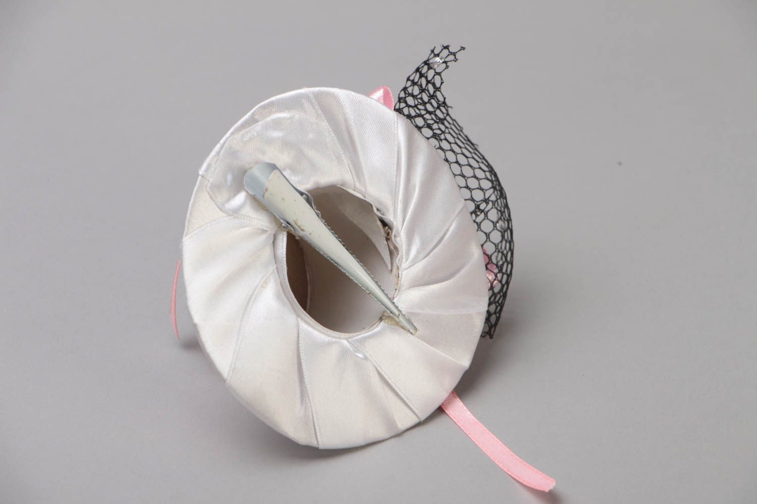 Объемная заколка для волос в виде шляпки ручной работы розовая с сеточкой фото 4