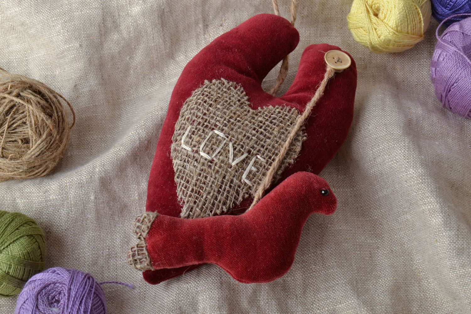 Jouet mou Coeur en tissu avec oiseau rouge décoration à accrocher faite main photo 1