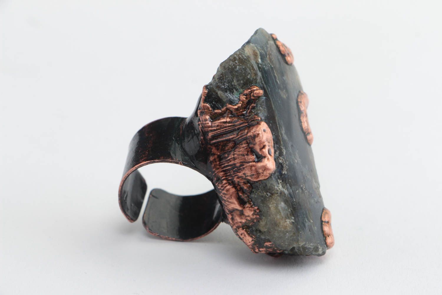 Handmade Ring aus Metall mit Naturstein Labradorit stilvoll ungewöhnlich schön foto 2