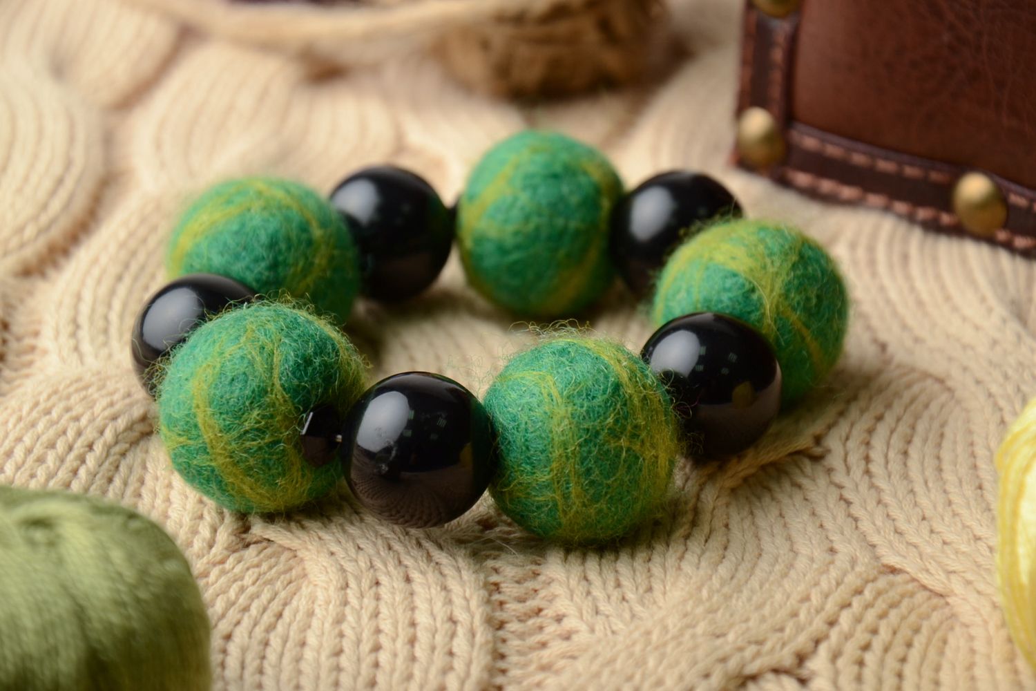 Bracelet fait main de perles en laine et bois noir vert photo 1