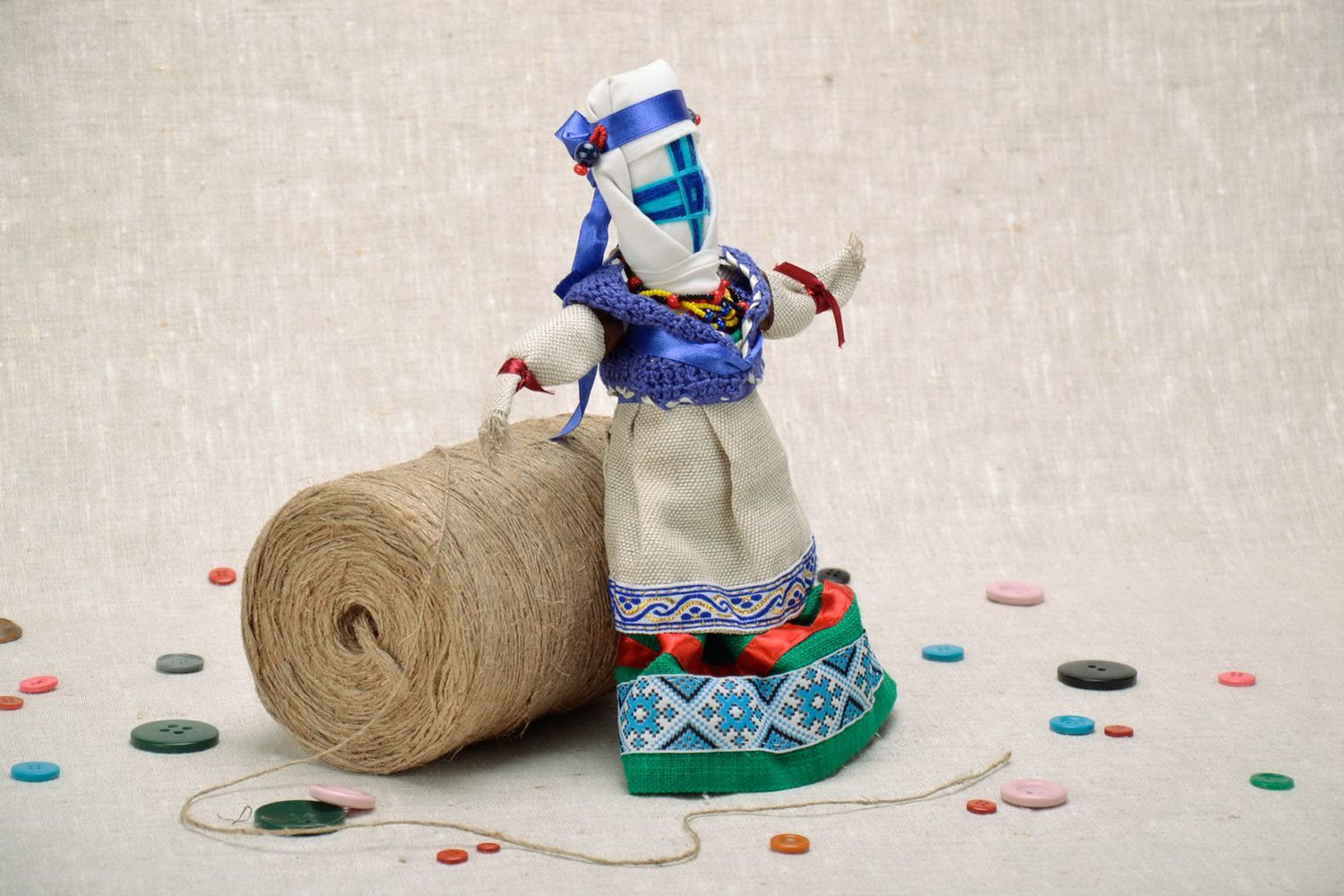 Ethnische Puppe aus Stoff in blauer Wyschywanka foto 5