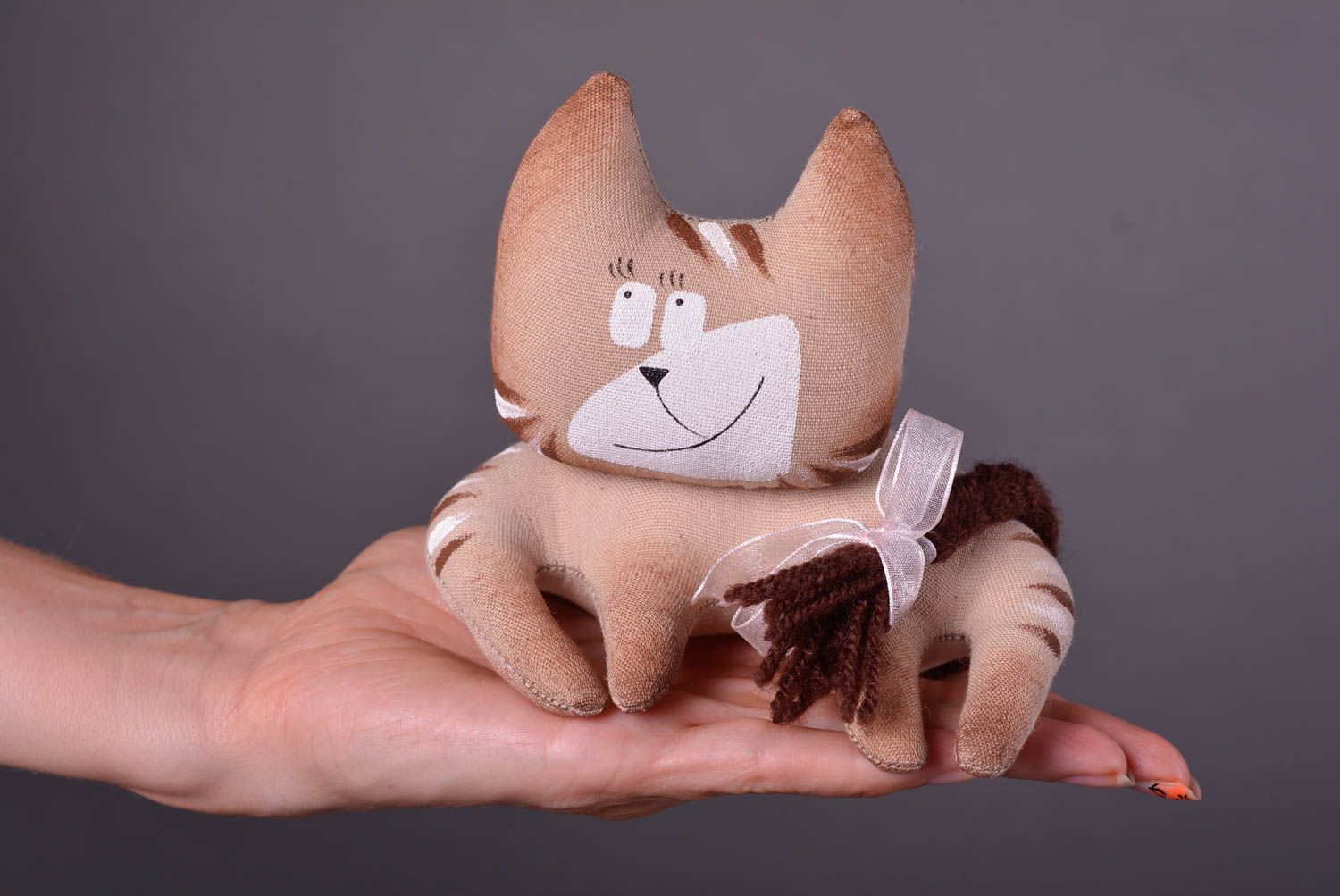 Игрушка ручной работы в виде кота интерьерная игрушка декор для дома коричневая фото 4