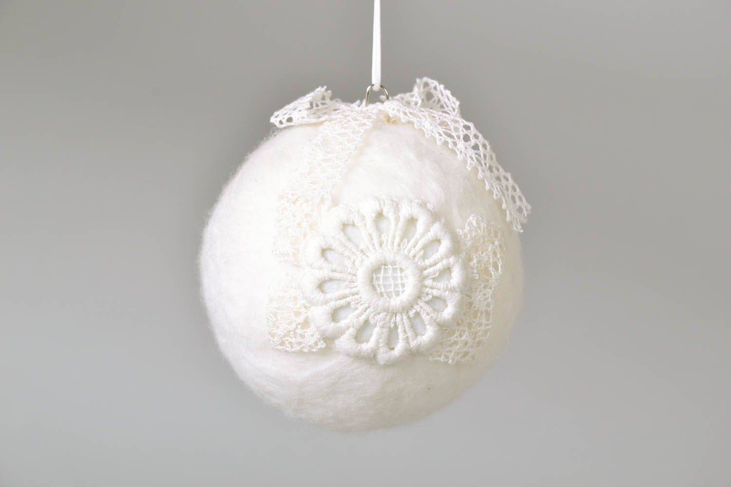 Boule de Noël blanche en laine faite à la main photo 2
