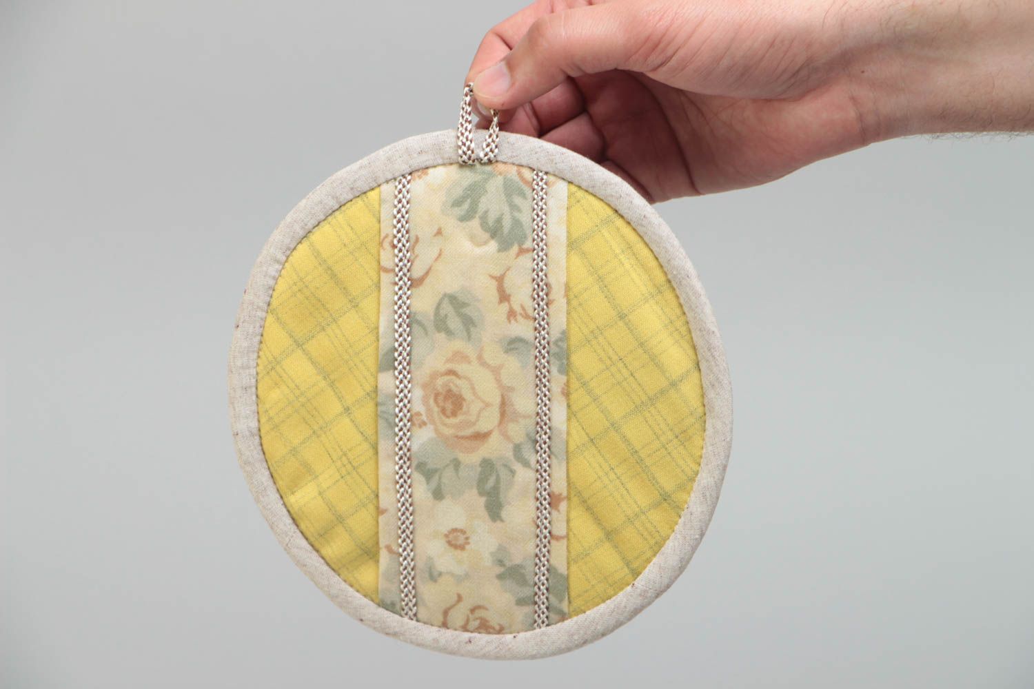 Manique artisanale ronde en coton et dentelle faite main jaune avec fleurs photo 5