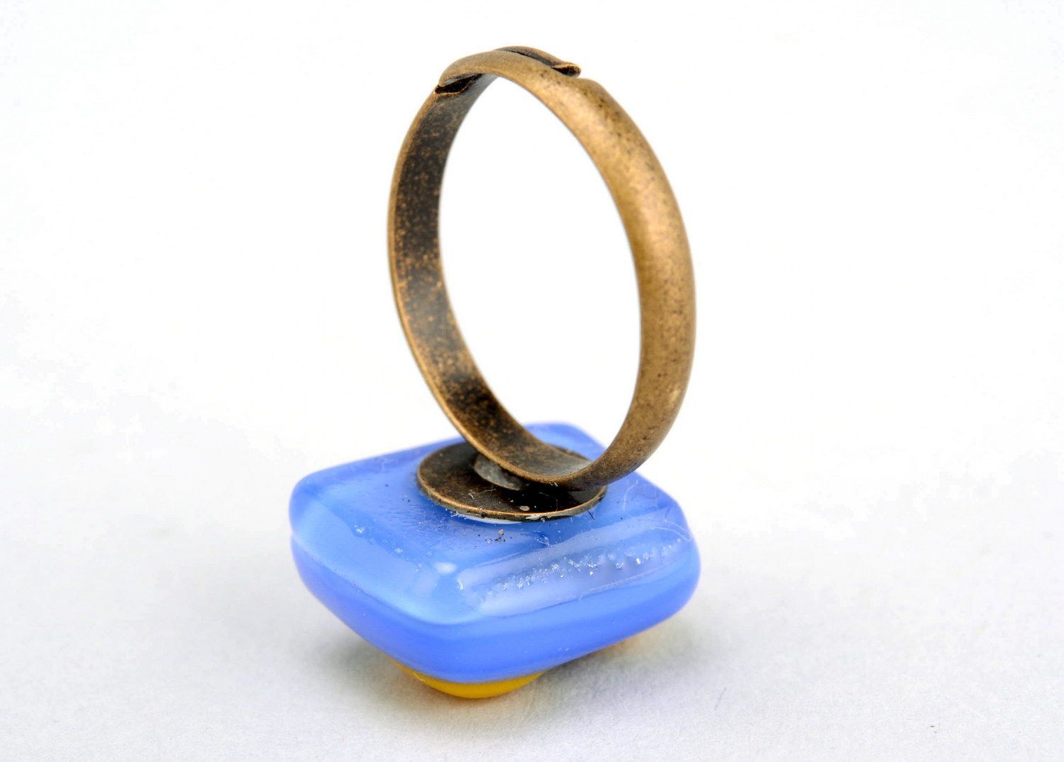 Перстень стеклянный желто-голубой фото 3