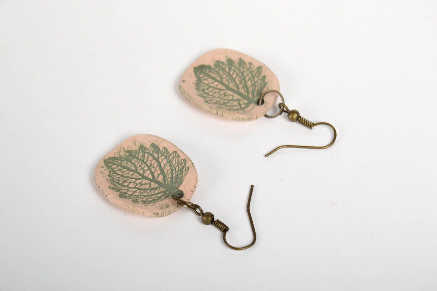 Boucles d'oreilles en céramique Bijou fait main feuilles vertes Cadeau femme photo 4