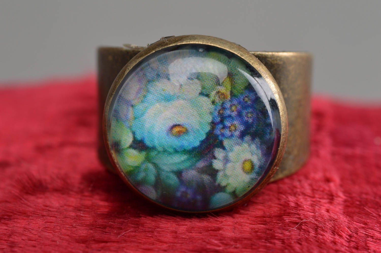 Крупное кольцо с принтом в технике декупаж с ювелирной смолой ручной работы красочное фото 2