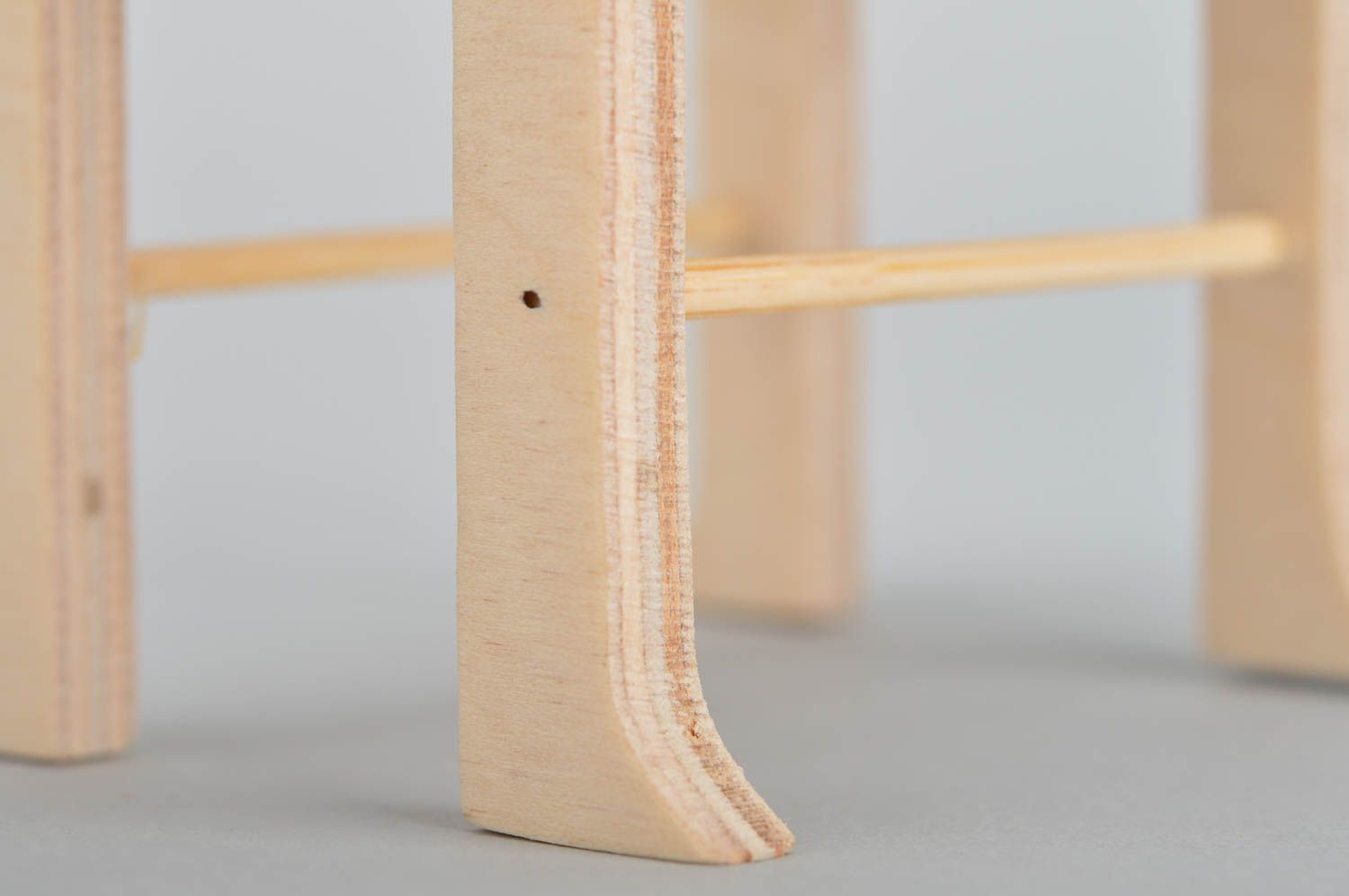 Table miniature rectangulaire en contreplaqué écologique faite main pour poupée photo 4