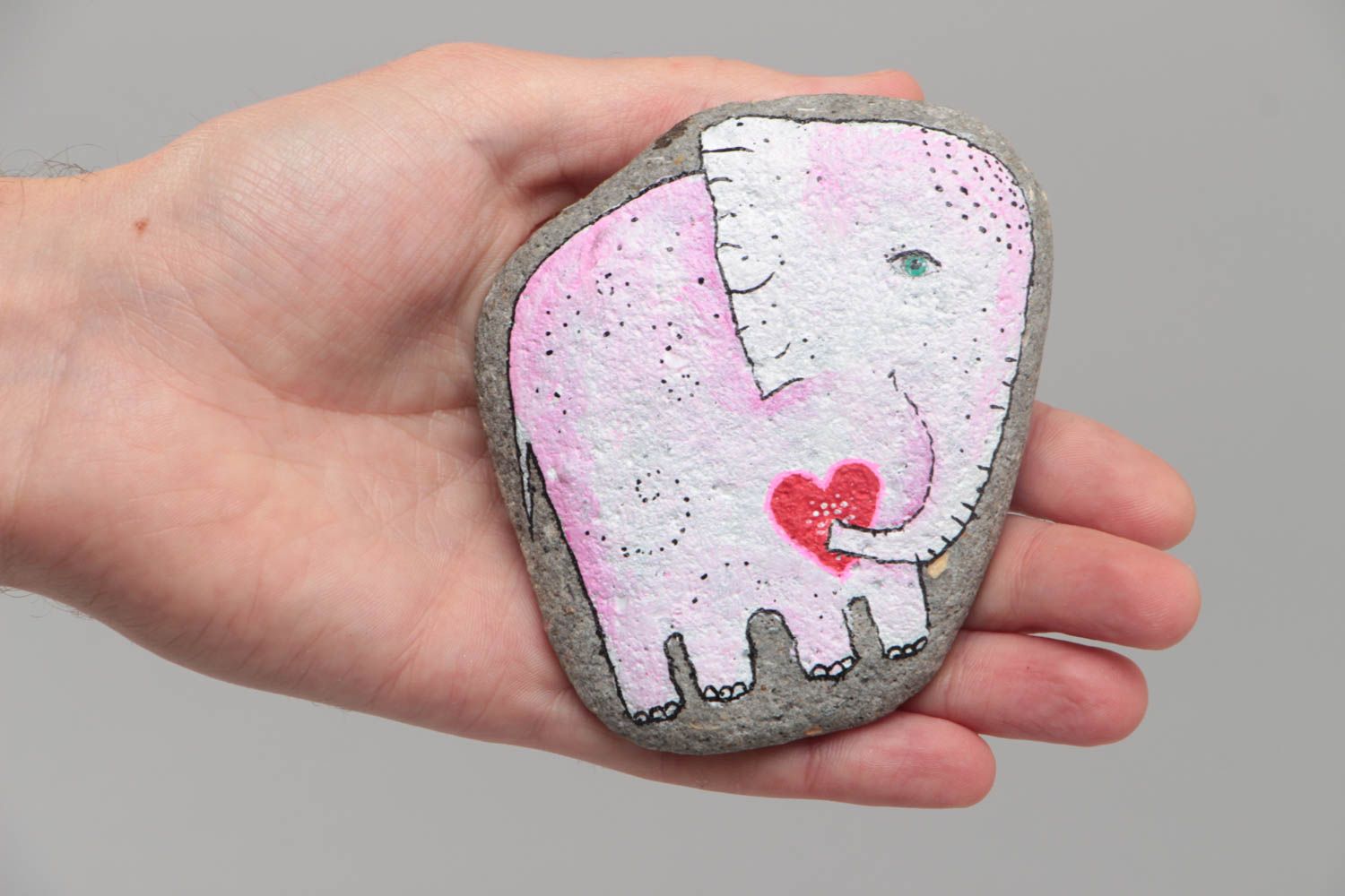 Piedra de mar pintada a mano con acrílicos original decorativa con elefante foto 5