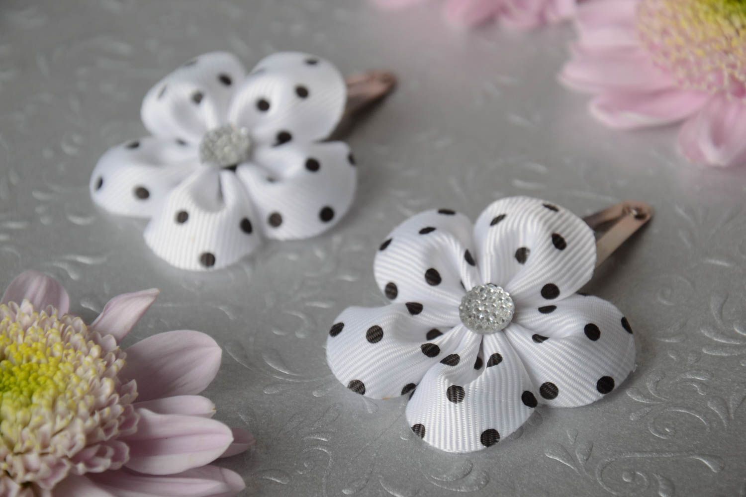 Set of 2 homemade hair clips with white and black polka dot ribbon flowers photo 1