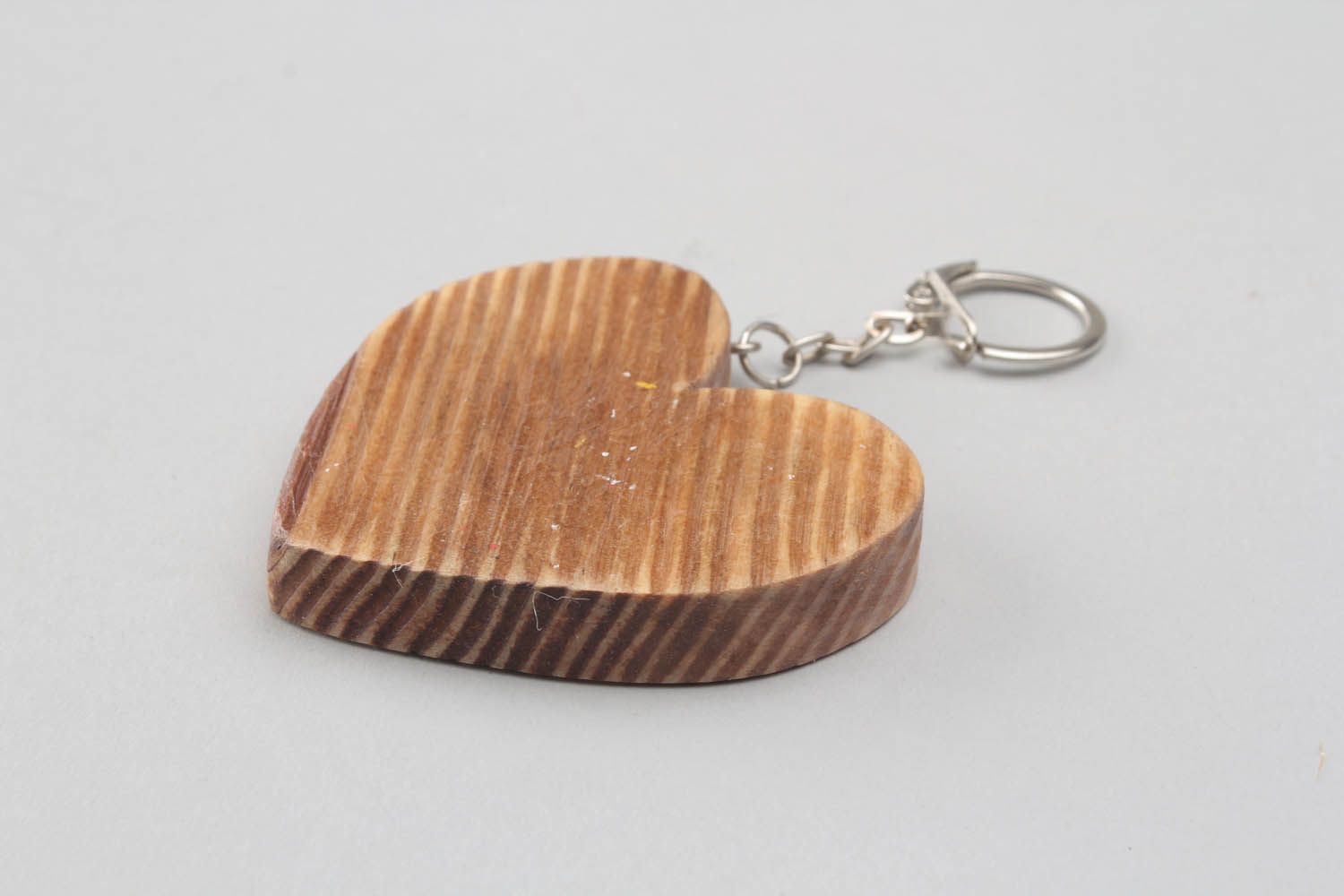 Chaveiro de madeira feito à mão na forma de coração foto 3