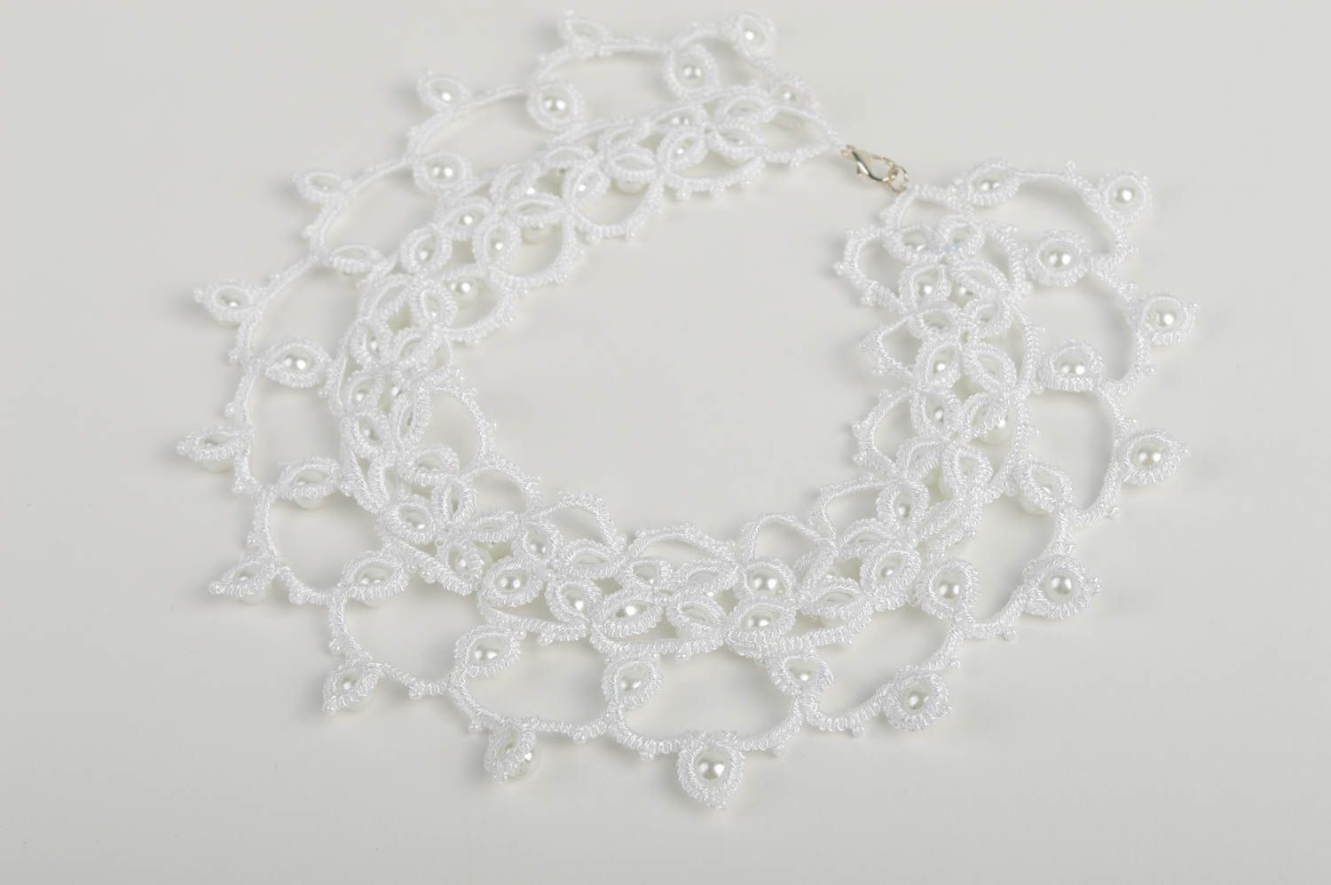 Кружевное колье ручной работы ожерелье из бисера белое колье из бисера фото 4