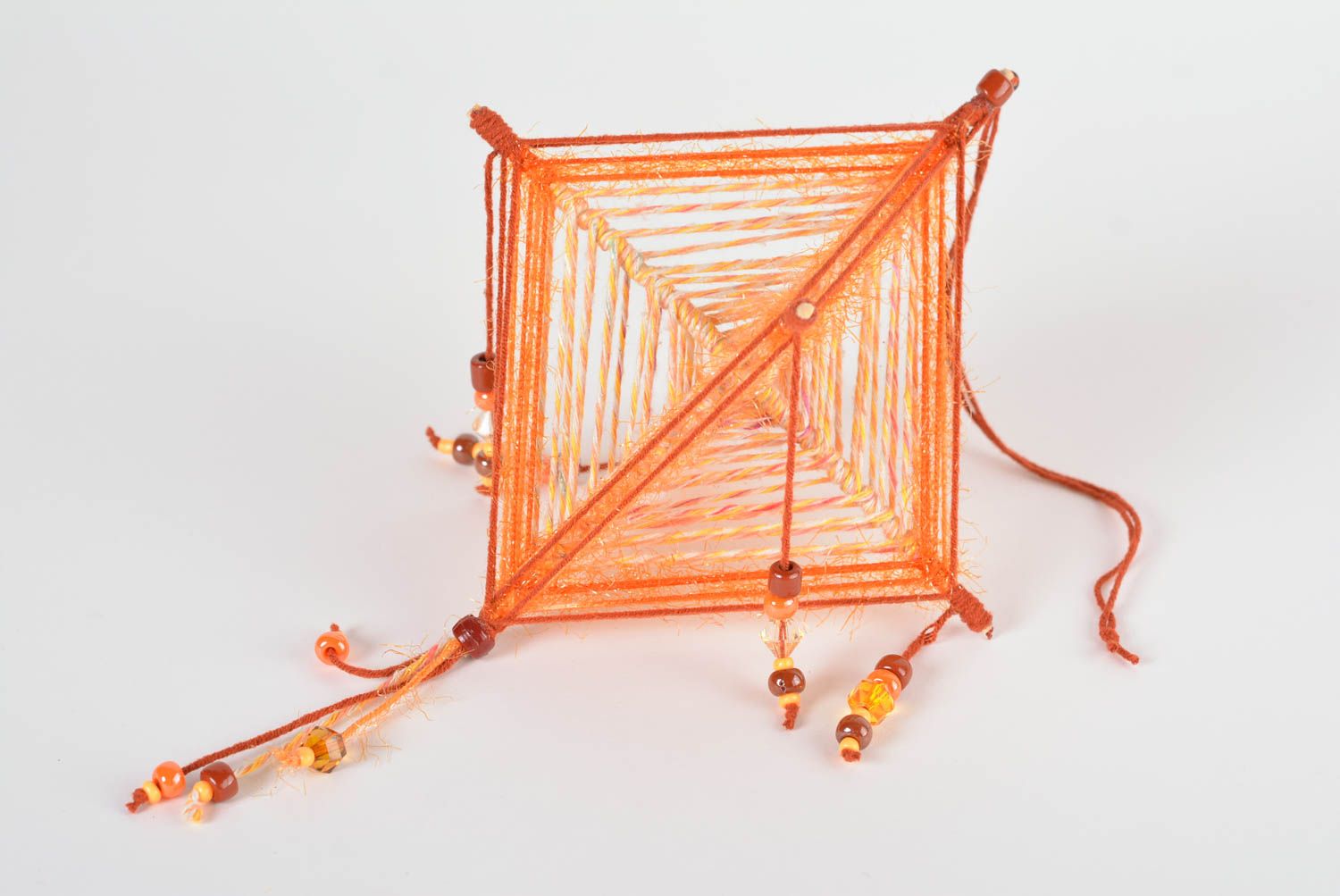 Mándala de hilos anaranjado artesanal decoración de interior amuleto protector foto 3