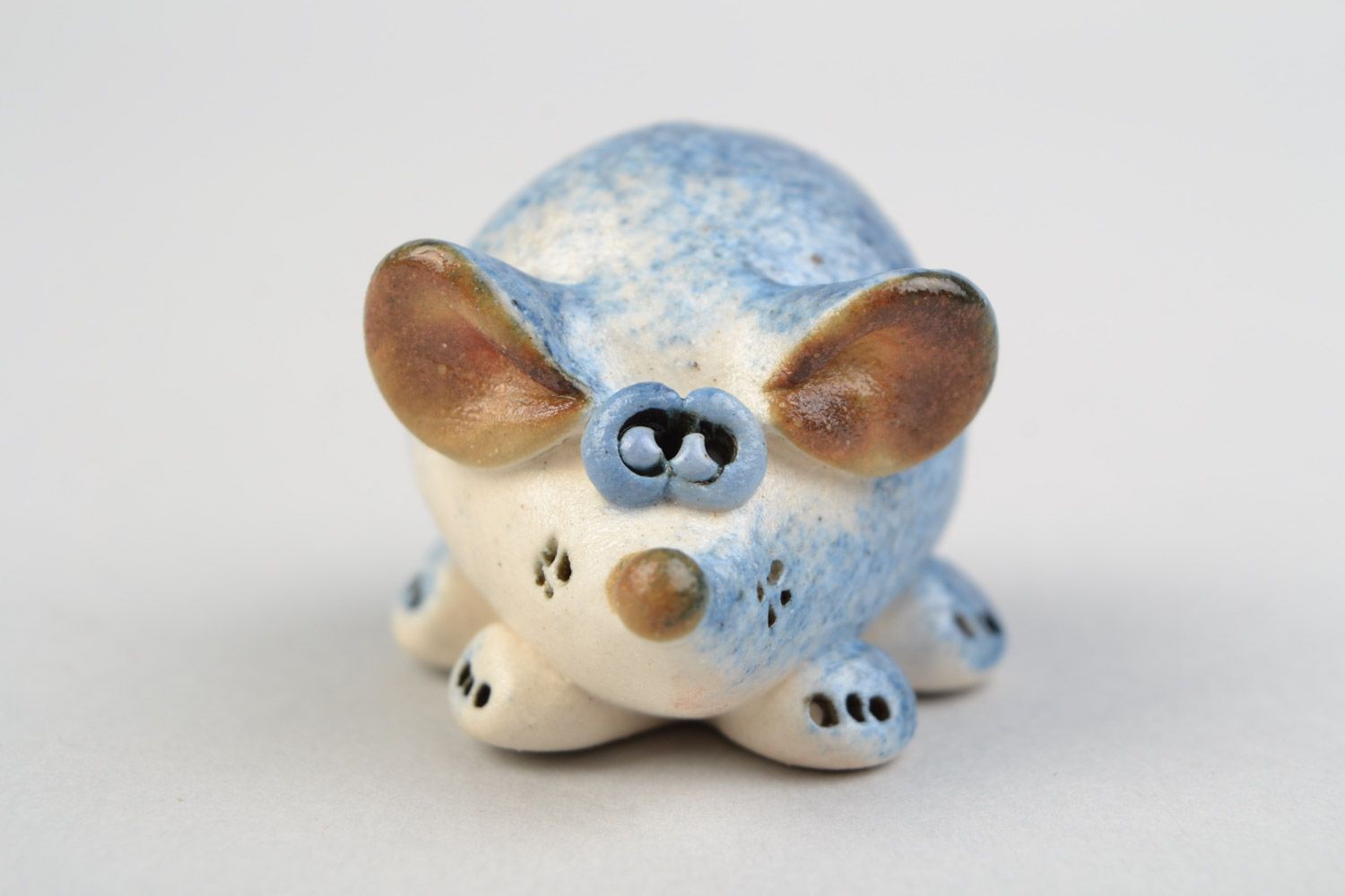 Handmade decorative miniature ceramic figurine of mouse painted with glaze photo 3