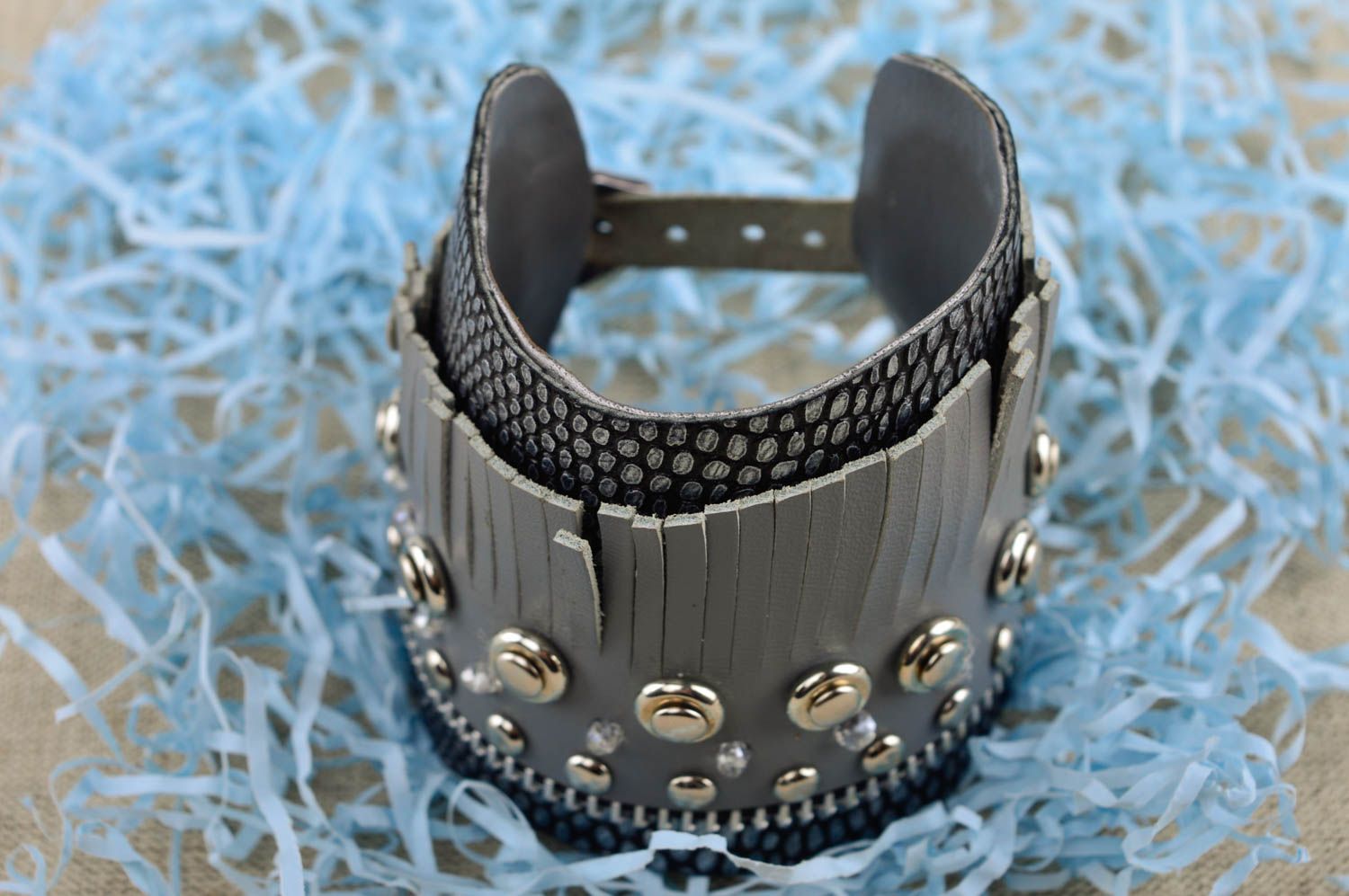 Bracelet gris Bijou fait main large en cuir tendance Cadeau pour femme photo 1
