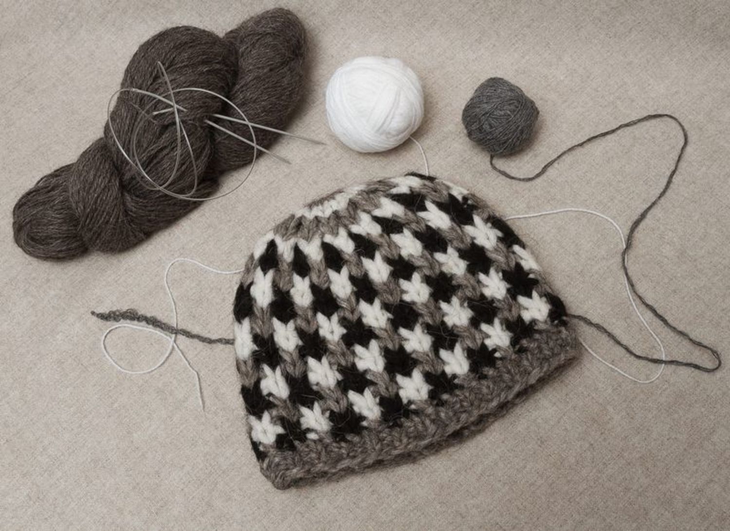 Knitted woolen hat  photo 1